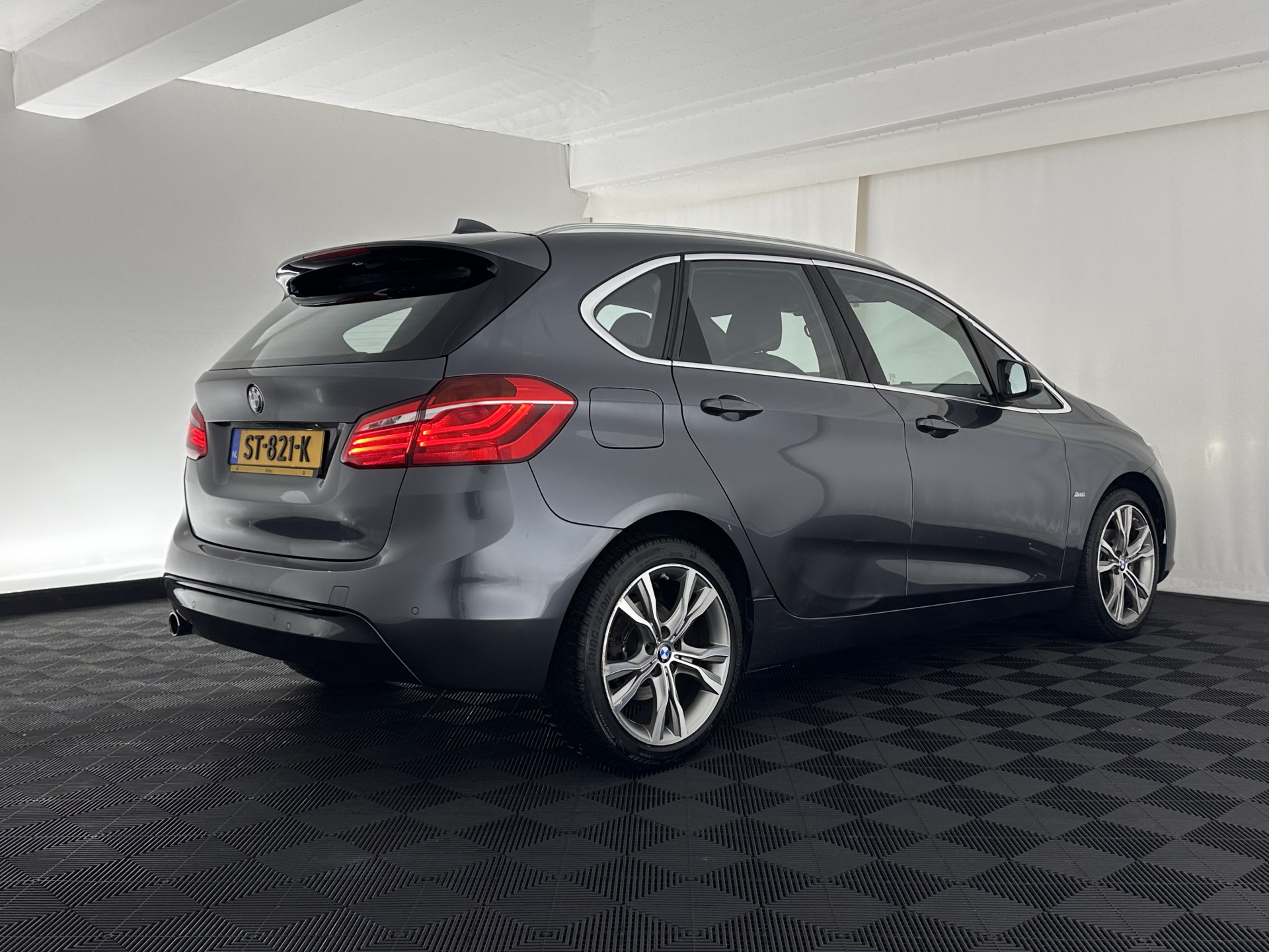 BMW 2-serie Active Tourer 216d Sportline Corporate Lease High Executive Aut. *LEATHER | FULL-LED | HEATED-SPORTSEATS | NAVI-FULLMAP | ECC | HEAD-UP | PDC | CRUISE | 18''ALU*