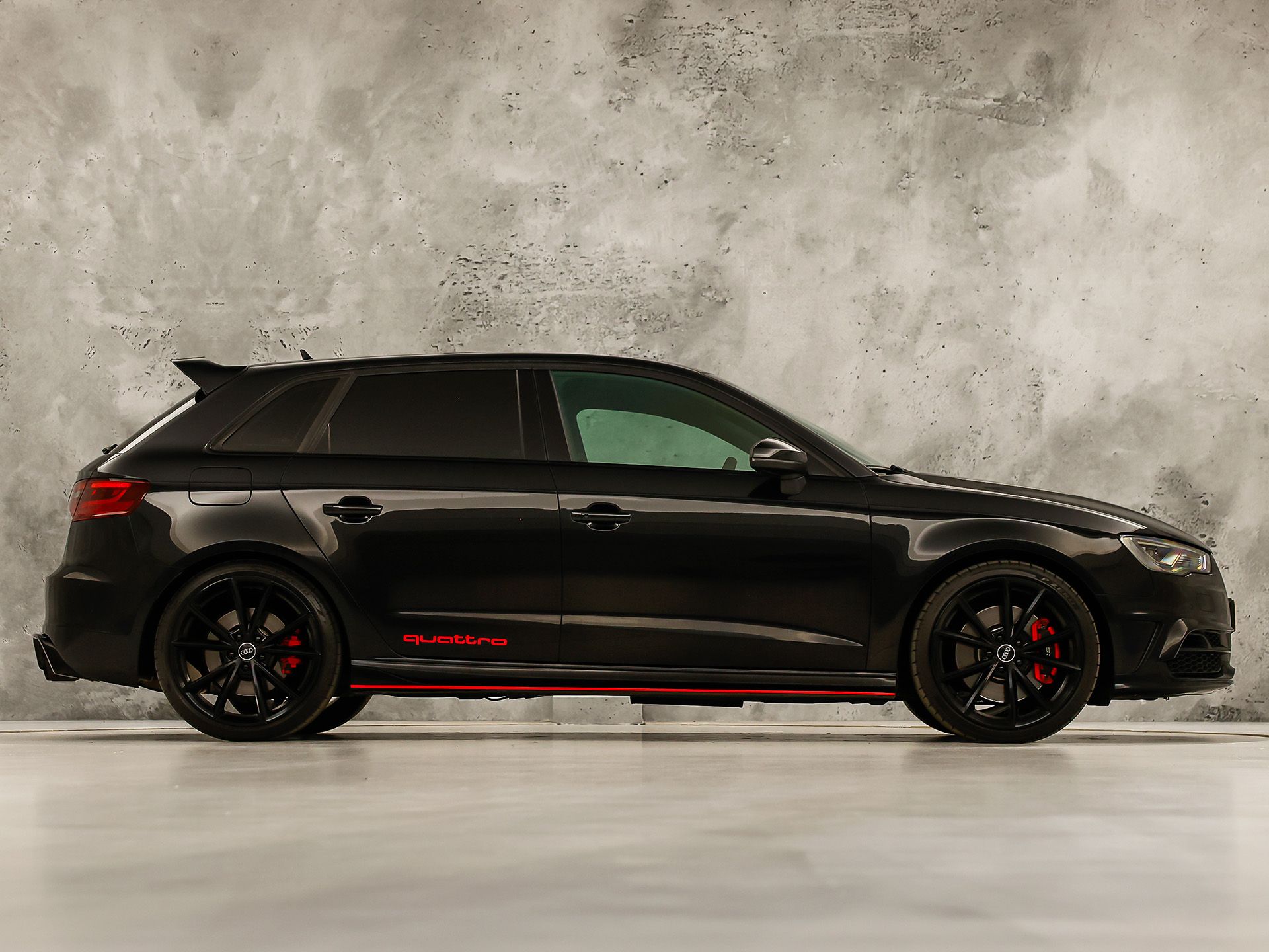 Audi A3 Sportback 2.0 TFSI S3 quattro S-Line 300Pk Automaat (PANORAMADAK, BLACK PACK, BANG&OLUFSEN, ELEK SPORTSTOELEN, RODE GORDELS, GETINT GLAS, PARKEERSENSOREN, NIEUWSTAAT)