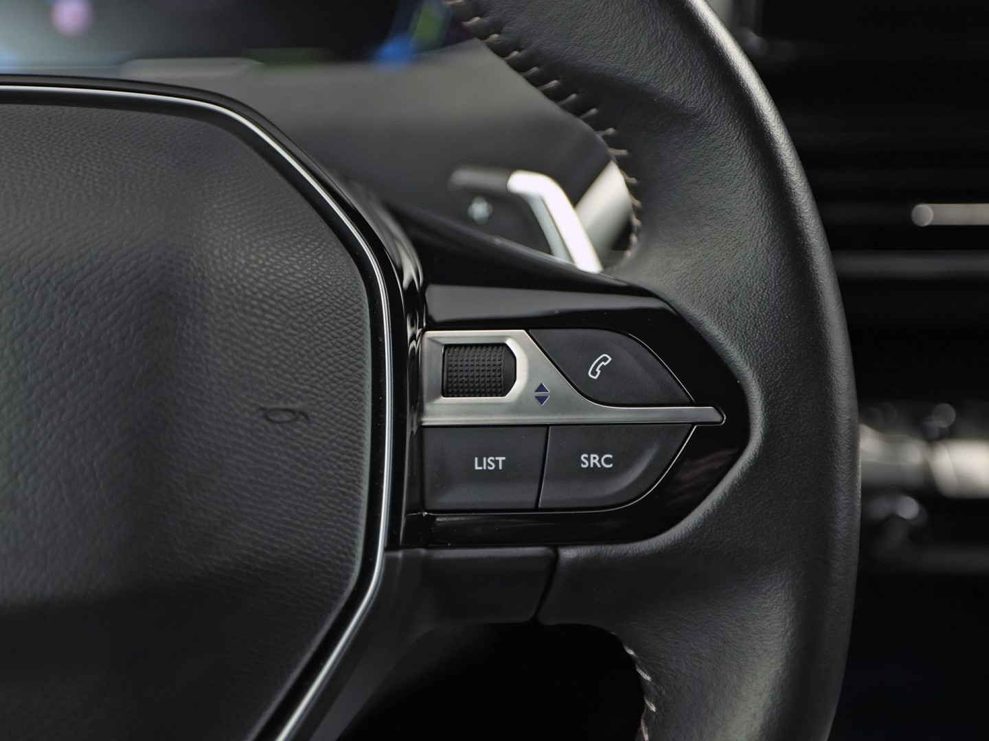 Peugeot 3008 1.6 HYbrid 225 Allure Sport 225Pk Automaat (APPLE CARPLAY, GROOT NAVI, 99% SOH, 360 CAMERA, LEDER, SPORTSTOELEN, ZWART HEMEL, GETINT GLAS, NIEUWSTAAT)