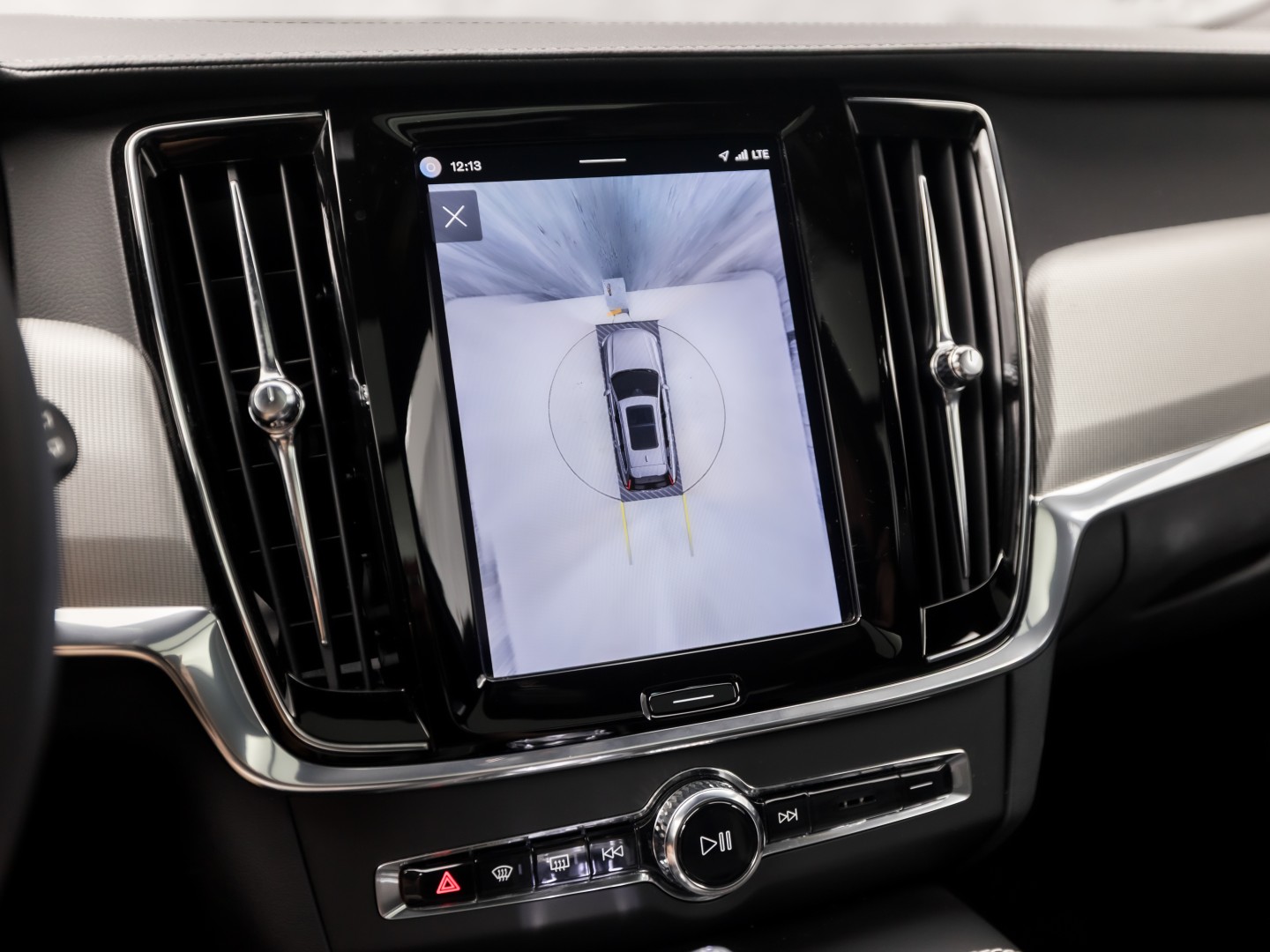 Volvo V90 2.0 T6 Plug-in hybrid AWD Ultimate Dark 350Pk Automaat (PANORAMADAK, HARMAN/KARDON, LUCHTVERING, MEMORY SEATS, 360 CAMERA, HEAD-UP DISPLAY, STUUR/STOELVERWARMING, ZWART HEMEL, NIEUWSTAAT)
