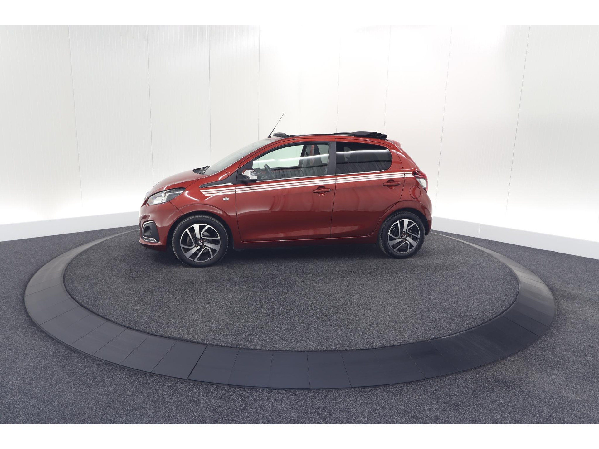 Peugeot 108 1.0 e-VTi Allure TOP! | Elektrisch Vouwdak | Trekhaak | Camera | Apple Carplay