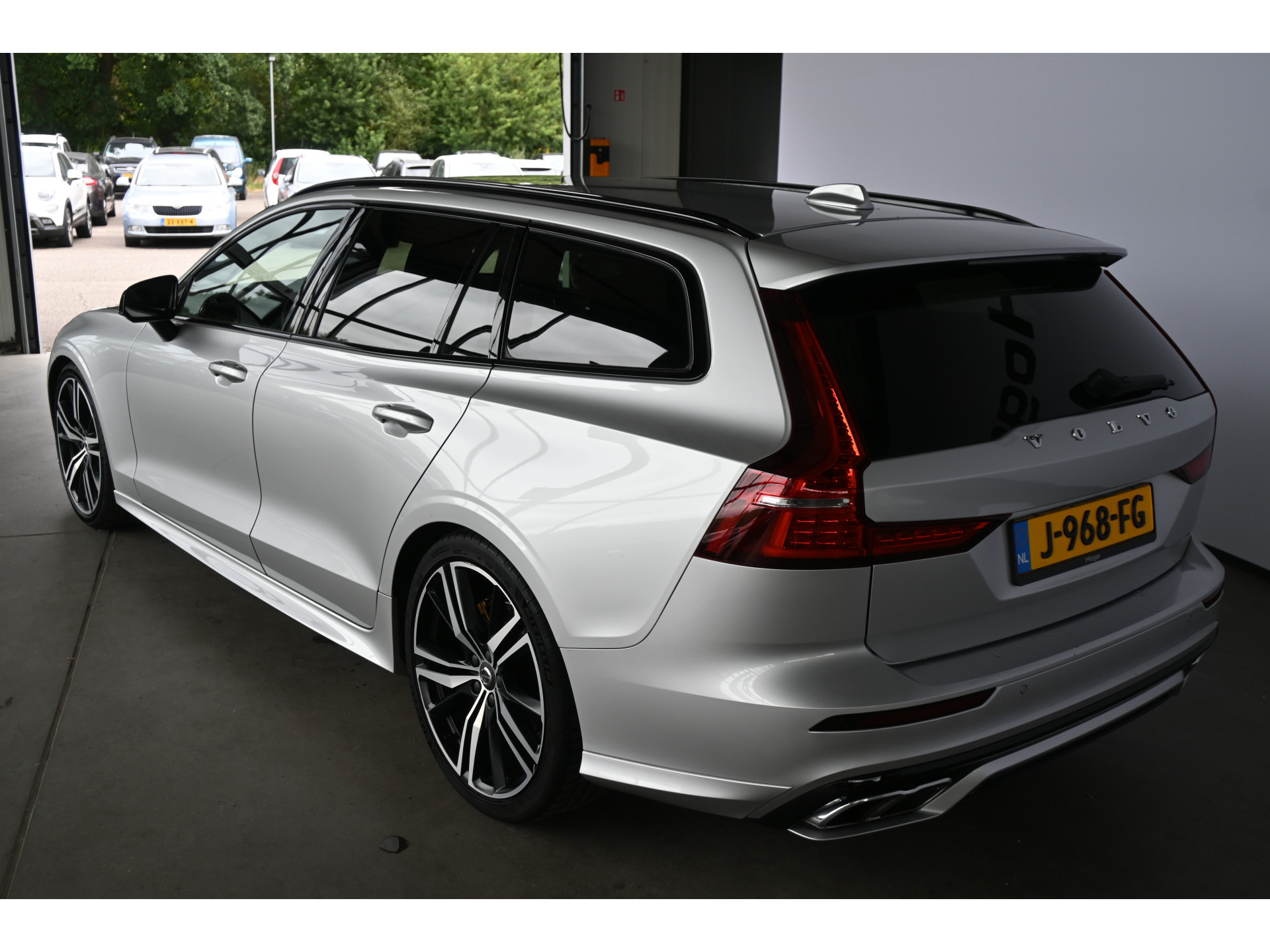 Volvo V60 2.0 B4 R-Design Navigatie Carplay Stoel/Stoelverwarming Virtual Goed Onderhouden! Inruil Mogelijk!