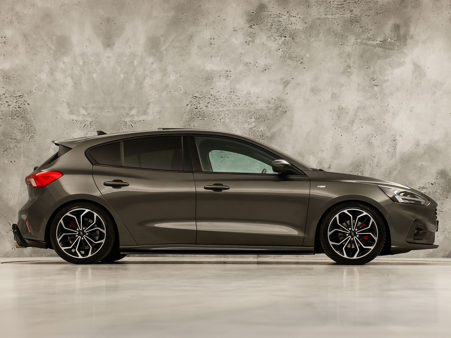 Ford Focus 1.0 EcoBoost ST Line 125Pk (PANORAMADAK, APPLE CARPLAY, GROOT NAVI, STUUR/STOELVERWARMING, BANG&OLUFSEN, TREKHAAK, SPORTSTOELEN, GETINT GLAS, ADAPTIVE CRUISE, LED KOPLAMPEN, NIEUWSTAAT)