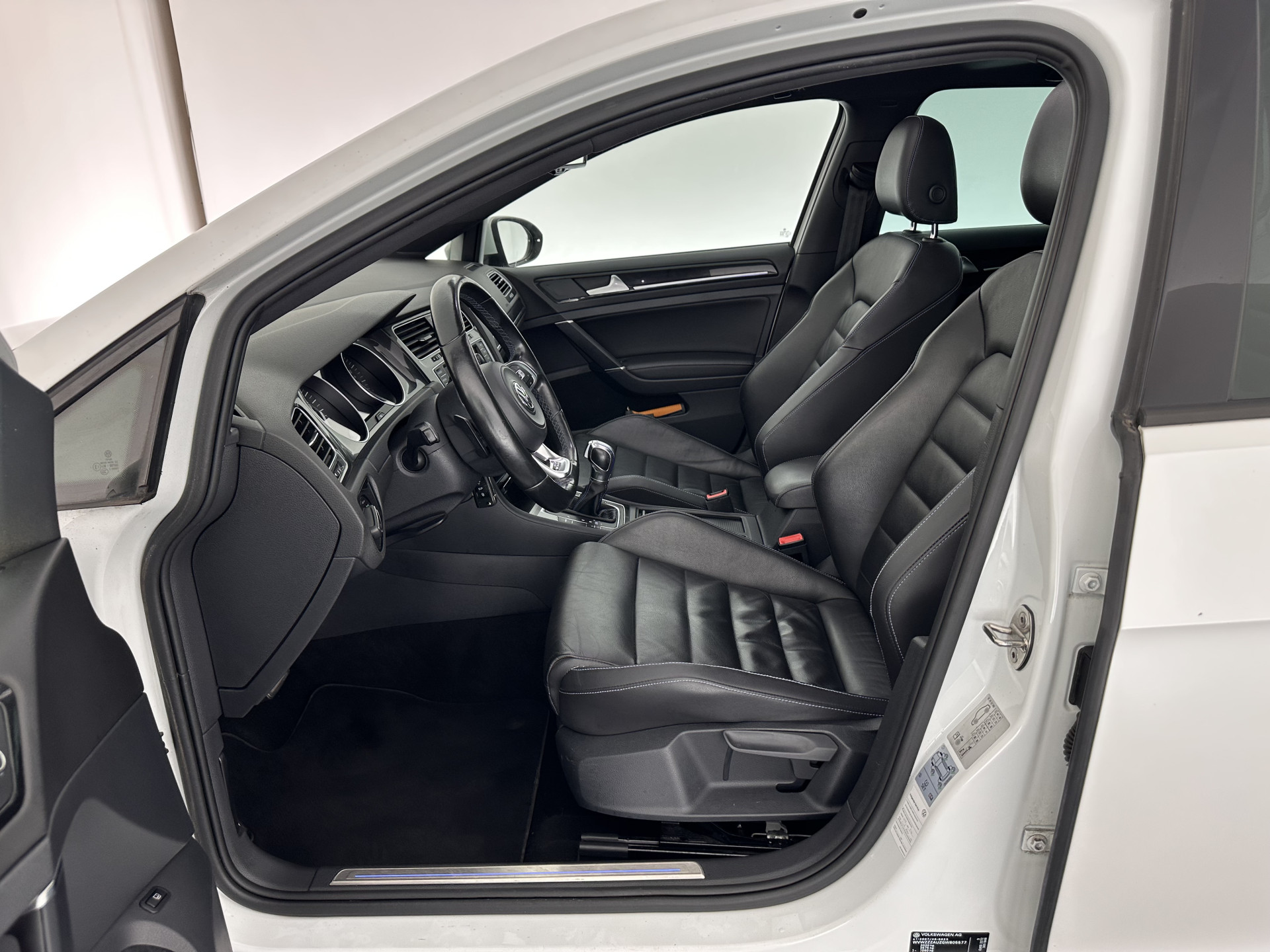 Volkswagen Golf 1.4 TSI GTE Executive-Plus-Pack Aut. *PANO | FULL-LED | LEATHER | LANE-ASSIST | BLIND-SPOT | ADAPTIVE-CRUISE | CAMERA | DAB | NAVI-FULLMAP | ECC | SHIFT-PADDLES | PDC | HEATED-SPORTSEATS | PRIVACY-GLASS | 18"ALU*