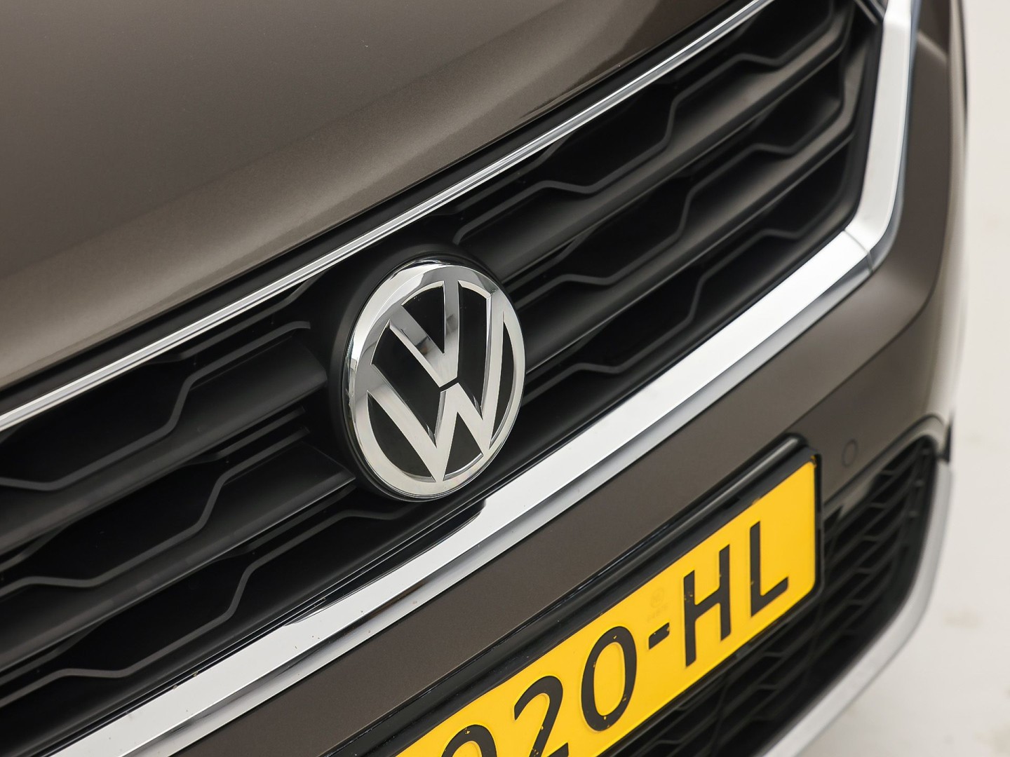Volkswagen T-Roc 1.5 TSI Sport 150Pk (APPLE CARPLAY, GROOT NAVI, STUUR/STOELVERWARMING, CAMERA, SPORTSTOELEN, ADAPTIVE CRUISE, CLIMATE, NIEUWE APK, NIEUWSTAAT)