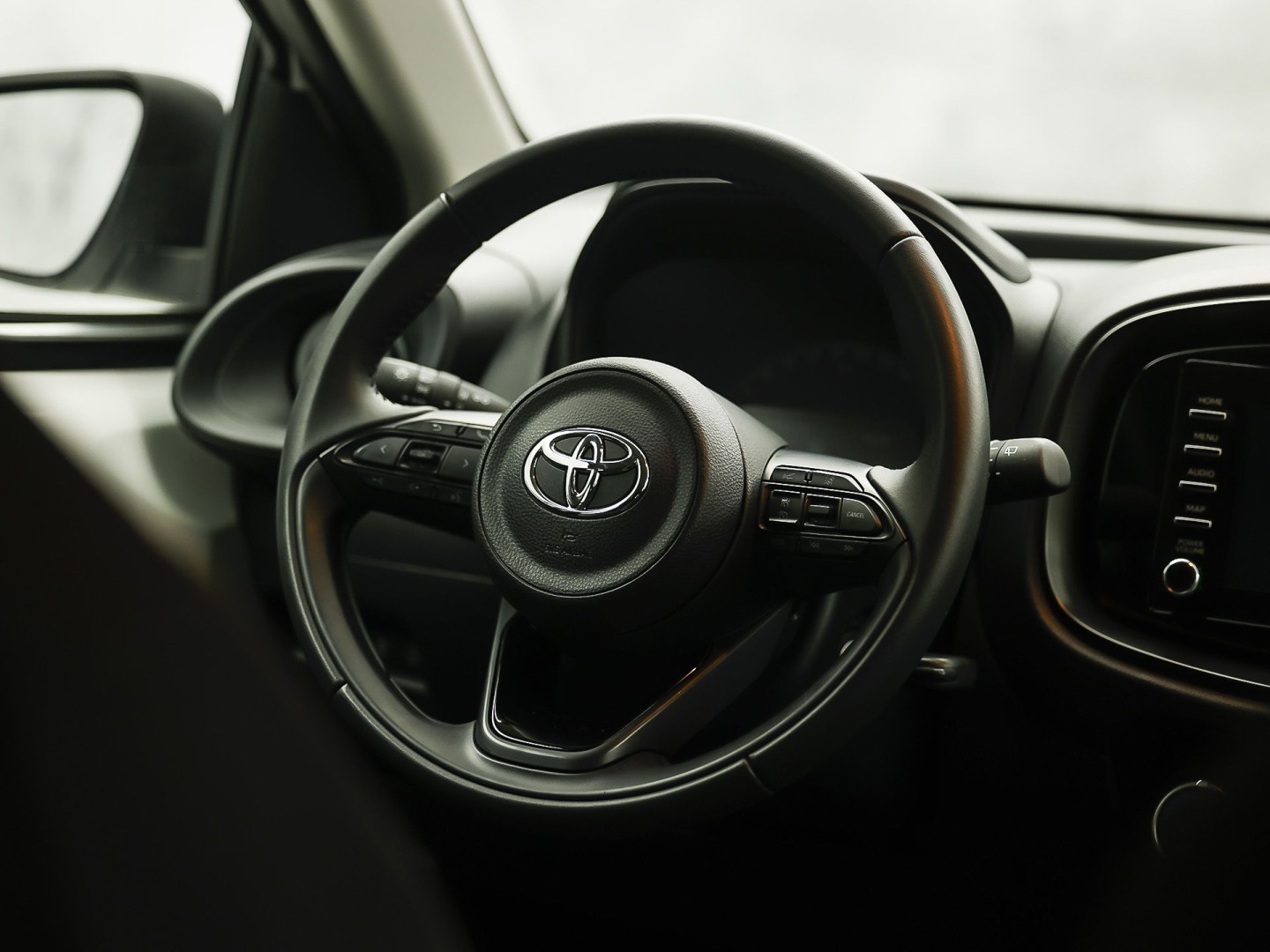 Toyota Aygo 1.0 VVT-i MT Play (APPLE CARPLAY, NAVIGATIE, ADAPTIVE CRUISE, SPORTSTOELEN, LANE ASSIST, CAMERA, NIEUWSTAAT)