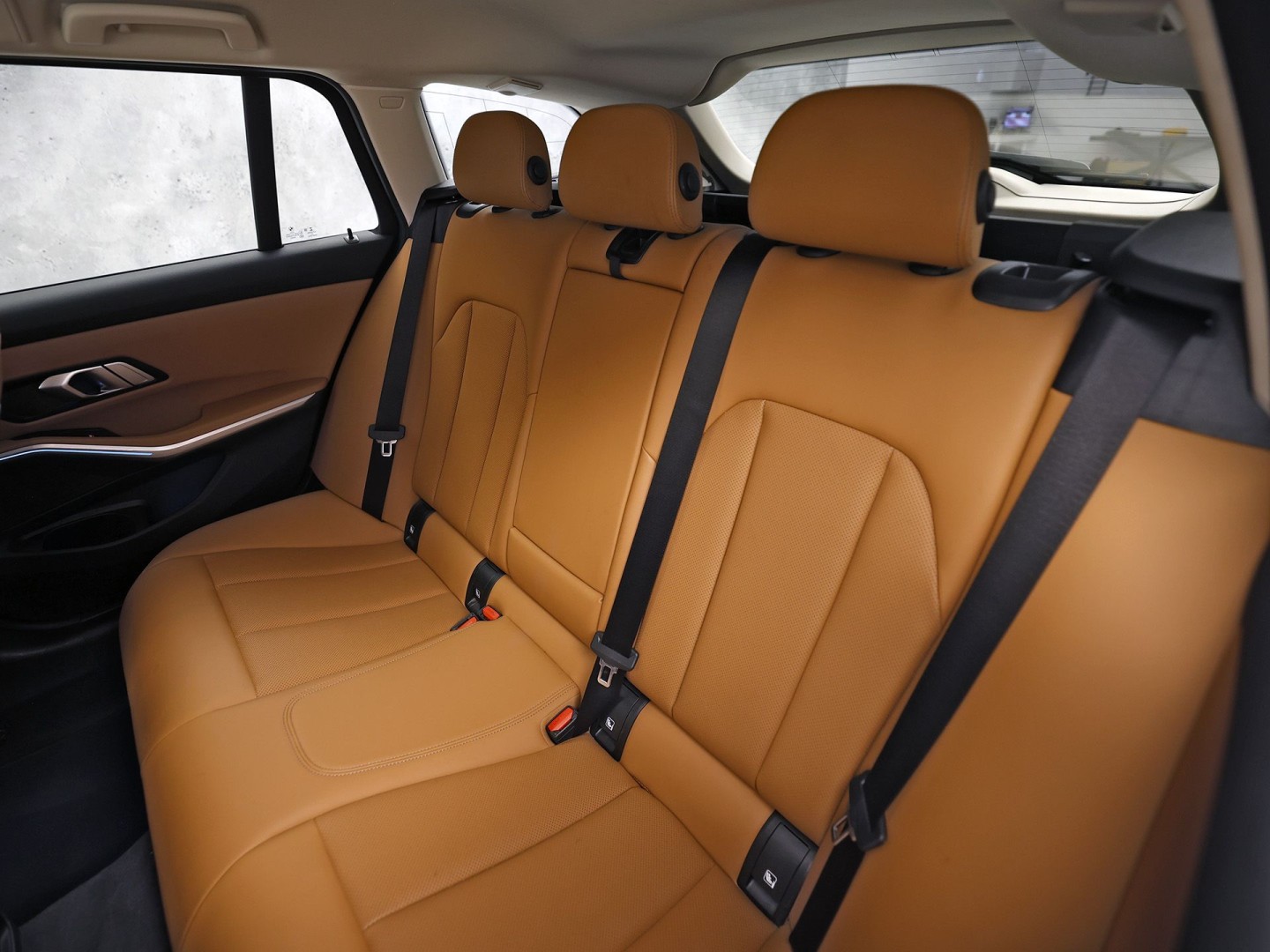 BMW 3-serie Touring 330e Sport 292Pk Automaat (APPLE CARPLAY, SOH 90,2%, GROOT NAVI, COGNAC LEDER, CAMERA, STOELVERWARMING, SFEERVERLICHTING, ELEK ACHTERKLEP, GETINT GLAS, NIEUWSTAAT)