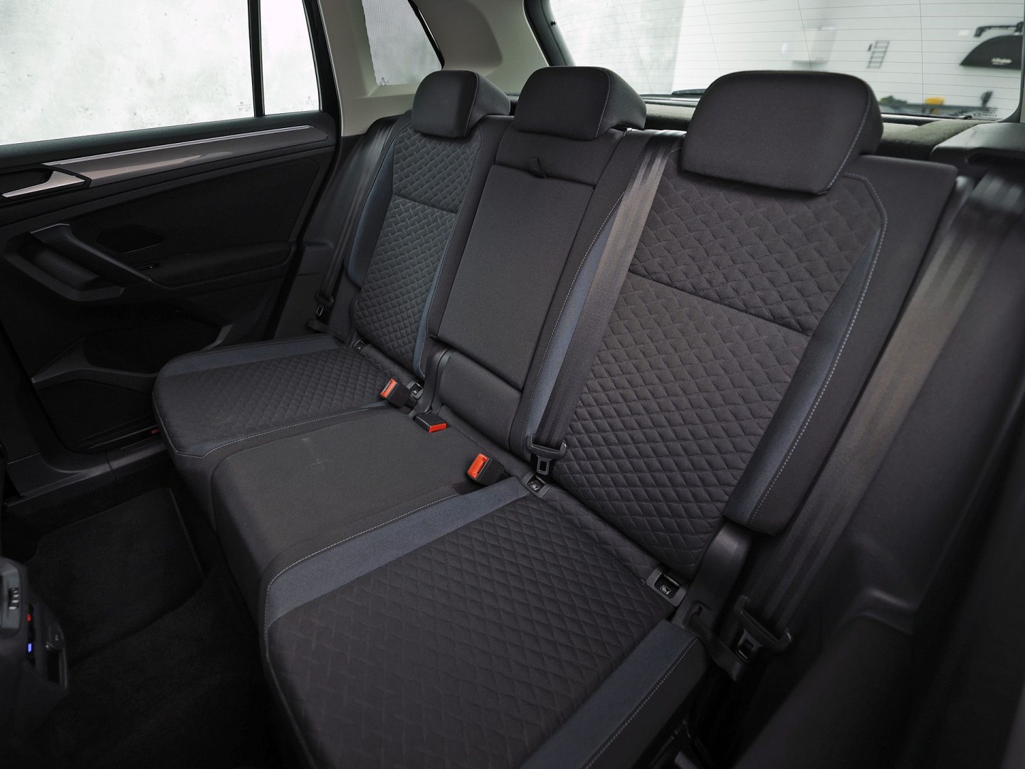 Volkswagen Tiguan 1.5 TSI ACT Highline 150Pk Automaat (VIRTUAL COCKPIT, APPLE CARPLAY, GROOT NAVI, CAMERA, STOELVERWARMING, SPORTSTOELEN, GETINT GLAS, ADAPTIVE CRUISE, NIEUWSTAAT)