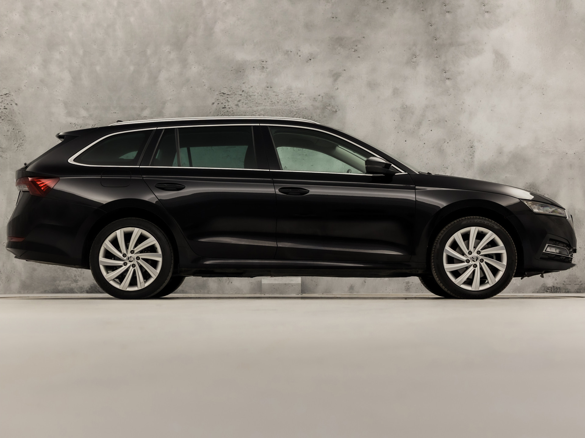 ŠKODA Octavia Combi 1.4 TSI iV PHEV Sport 218Pk Automaat (VIRTUAL COCKPIT, APPLE CARPLAY, GROOT NAVI, CAMERA, STOELVERWARMING, SPORTSTOELEN, GETINT GLAS, CRUISE, NIEUWE APK, NIEUWSTAAT)