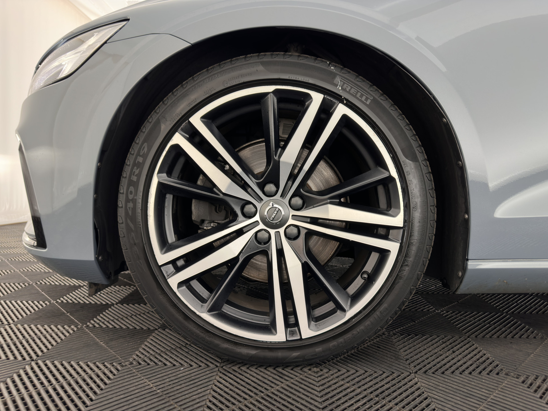 Volvo V60 2.0 B3 R-Design (INCL-BTW) *LEATHER-FABRIC | DIGI-COCKPIT | FULL-LED | MEMORY-PACK | HEATED-SPORTSEATS | LANE-ASSIST | NAVI-FULLMAP | CAMERA | DAB+ | PRIVACY-GLASS | ECC | PDC | TOWBAR | 19''ALU*