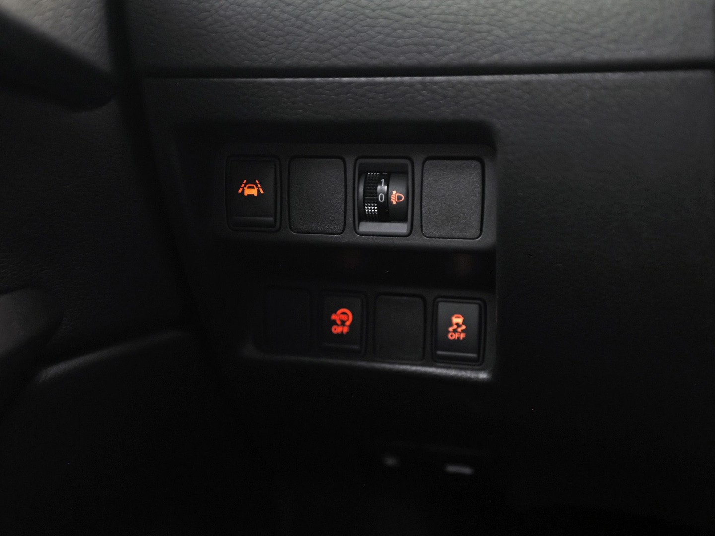 Nissan Qashqai 1.2 N-Connecta Sport (PANORAMADAK, NAVIGATIE, 360 CAMERA, SPORTSTOELEN, GETINT GLAS, TREKHAAK, CRUISE, NIEUWSTAAT)