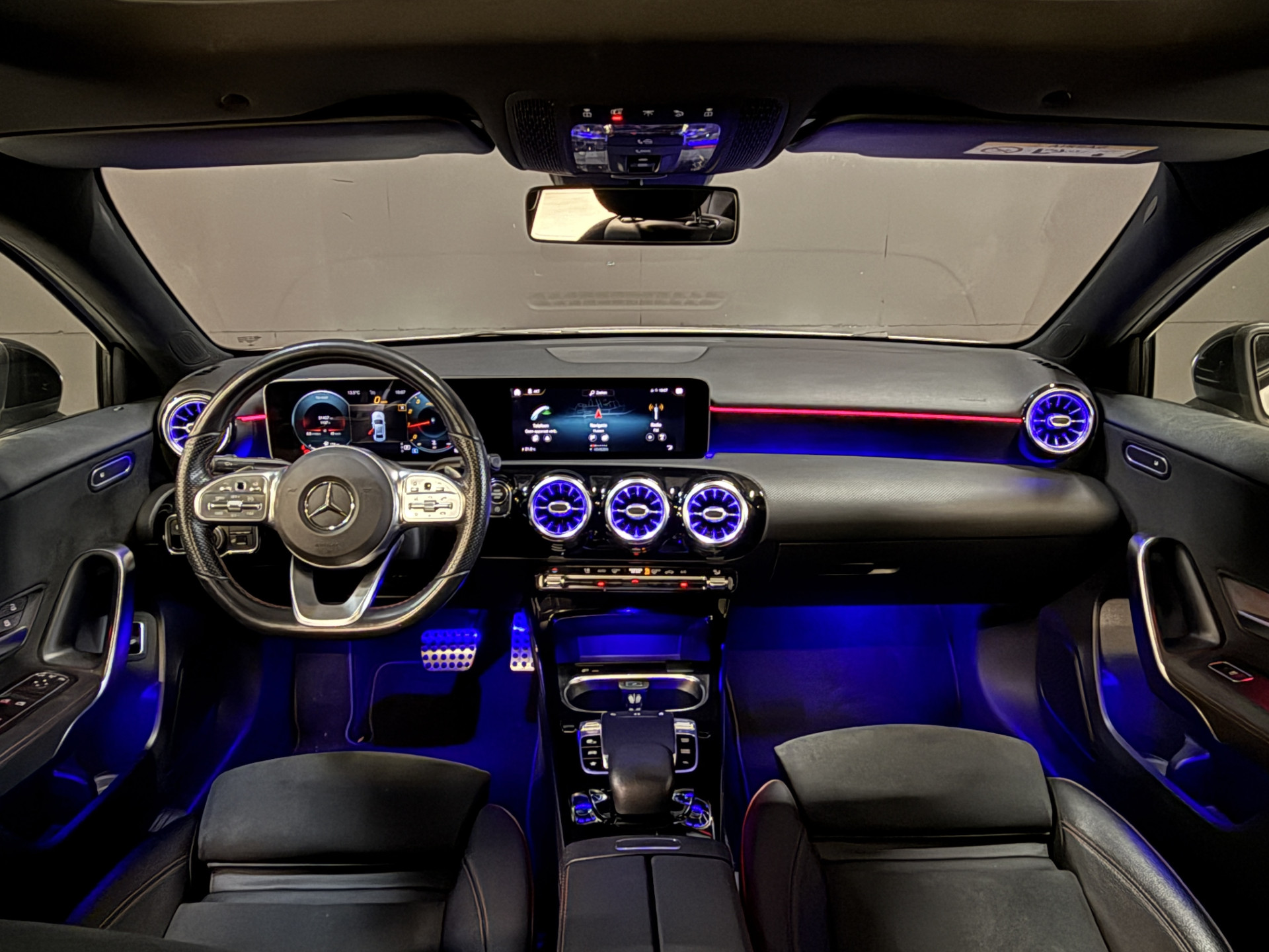 Mercedes-Benz A-klasse 220 4MATIC Premium | Panoramadak | Sfeerverlichting | Camera