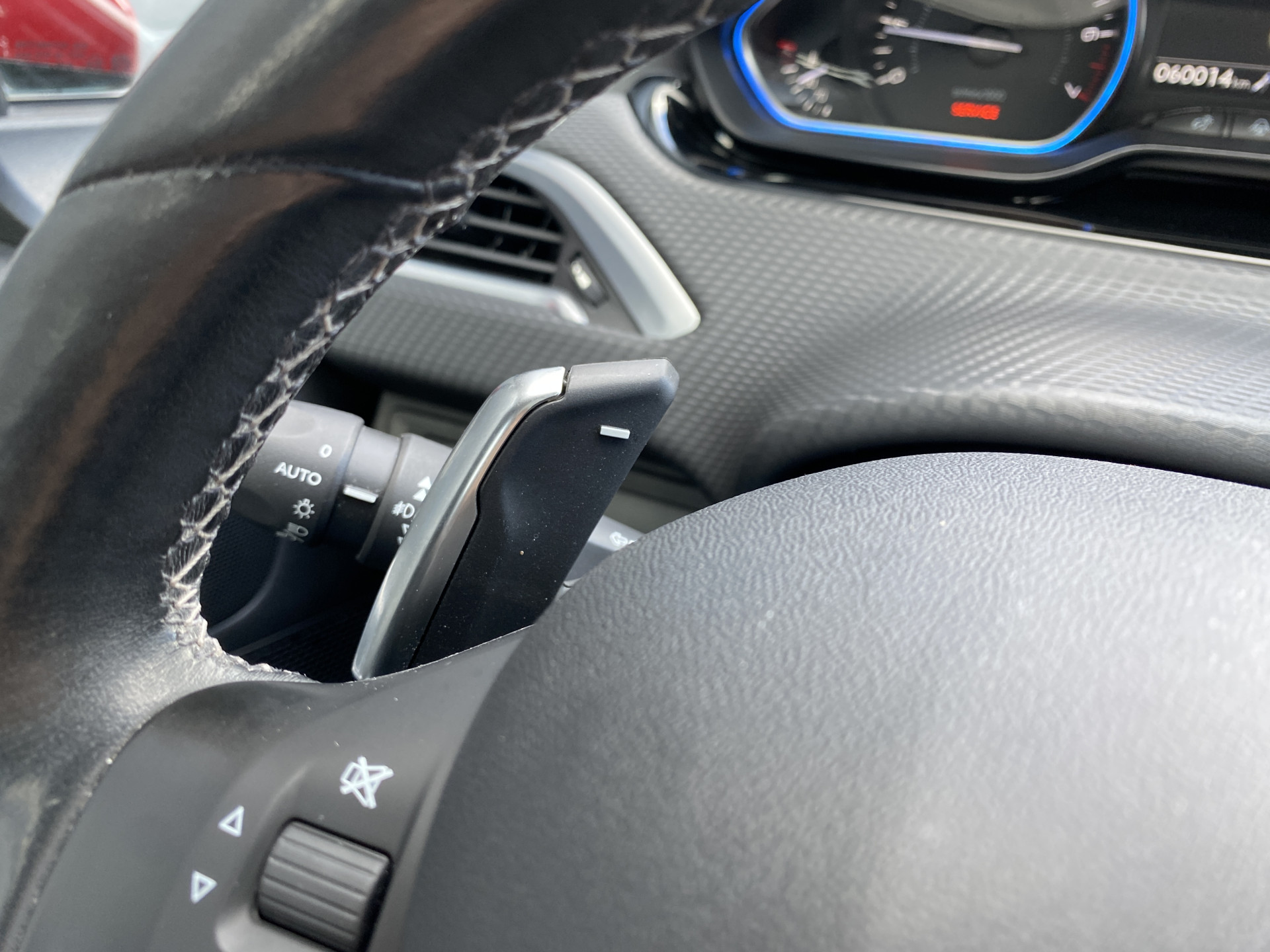 Peugeot 2008 1.2 PureTech Allure AUT. | dealer onderh. | panoramadak | trekhaak | navigatie | cruise control | all season banden