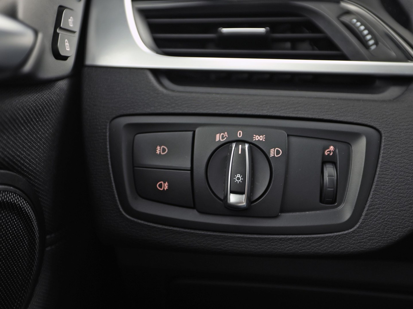 BMW X1 sDrive20i Executive 192Pk Automaat (NAVIGATIE, CLIMATE, TREKHAAK, SPORTSTOELEN, GETINT GLAS, PARKEERSENSOREN, NIEUWSTAAT)