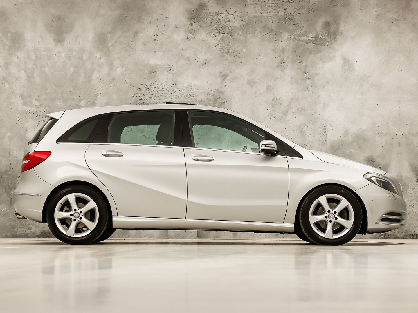 Mercedes-Benz B-Klasse 180 Sport Automaat (PANORAMADAK, GROOT NAVI, CLIMATE, SPORTSTOELEN, LEDER, XENON, CRUISE, NIEUWE APK, NIEUWSTAAT)