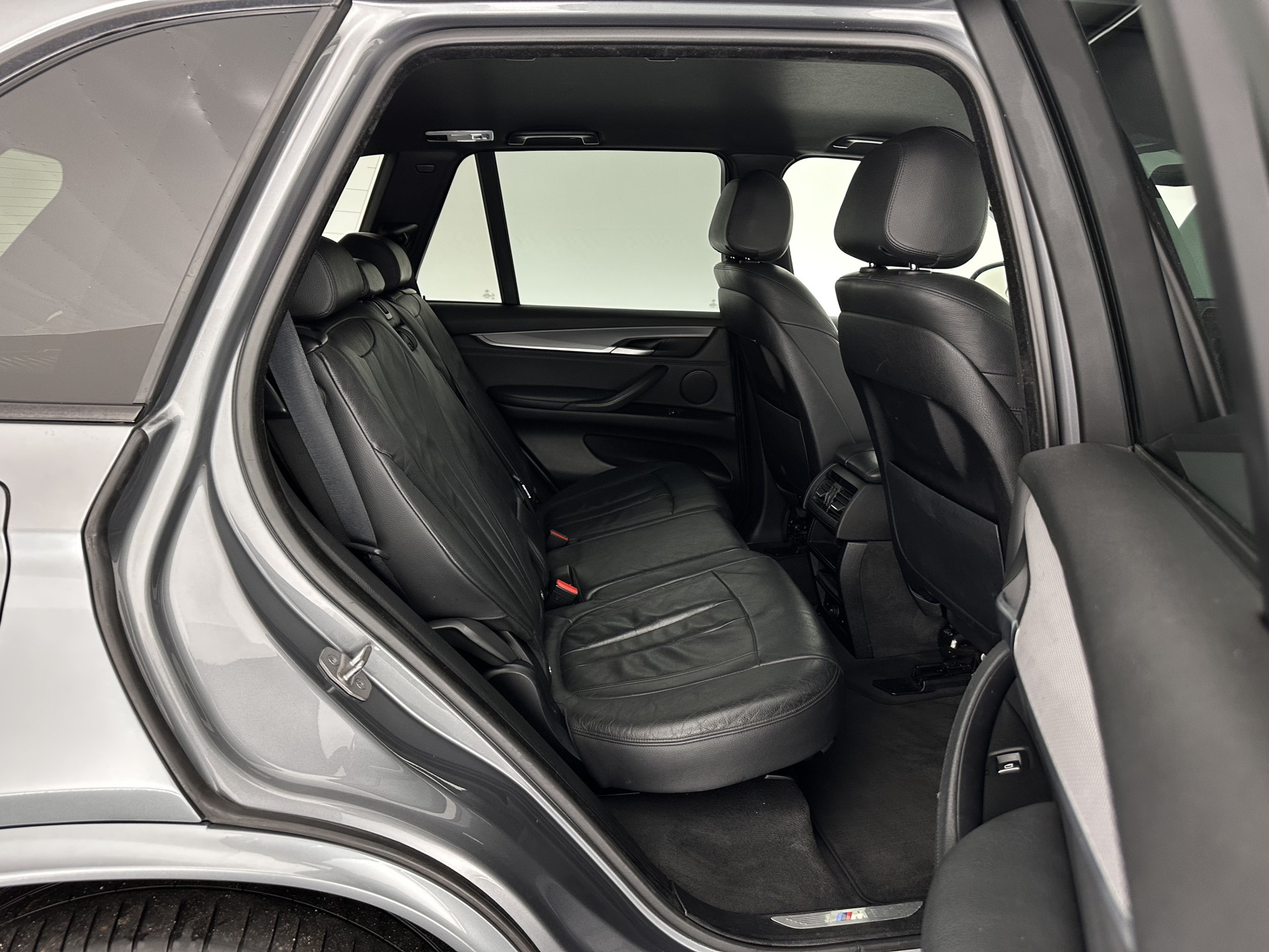 BMW X5 xDrive40d  *Right-Hand-Drive* M-Sportpack High Executive [ 7-Pers. ] Aut. *LEATHER | XENON | MEMORY-PACK | HEATED-SPORTSEATS | NAVI-FULLMAP | SHIFTPADDLES | PRIVACYGLASS | ECC | TOWBAR | PDC | CRUISE | 20''ALU*