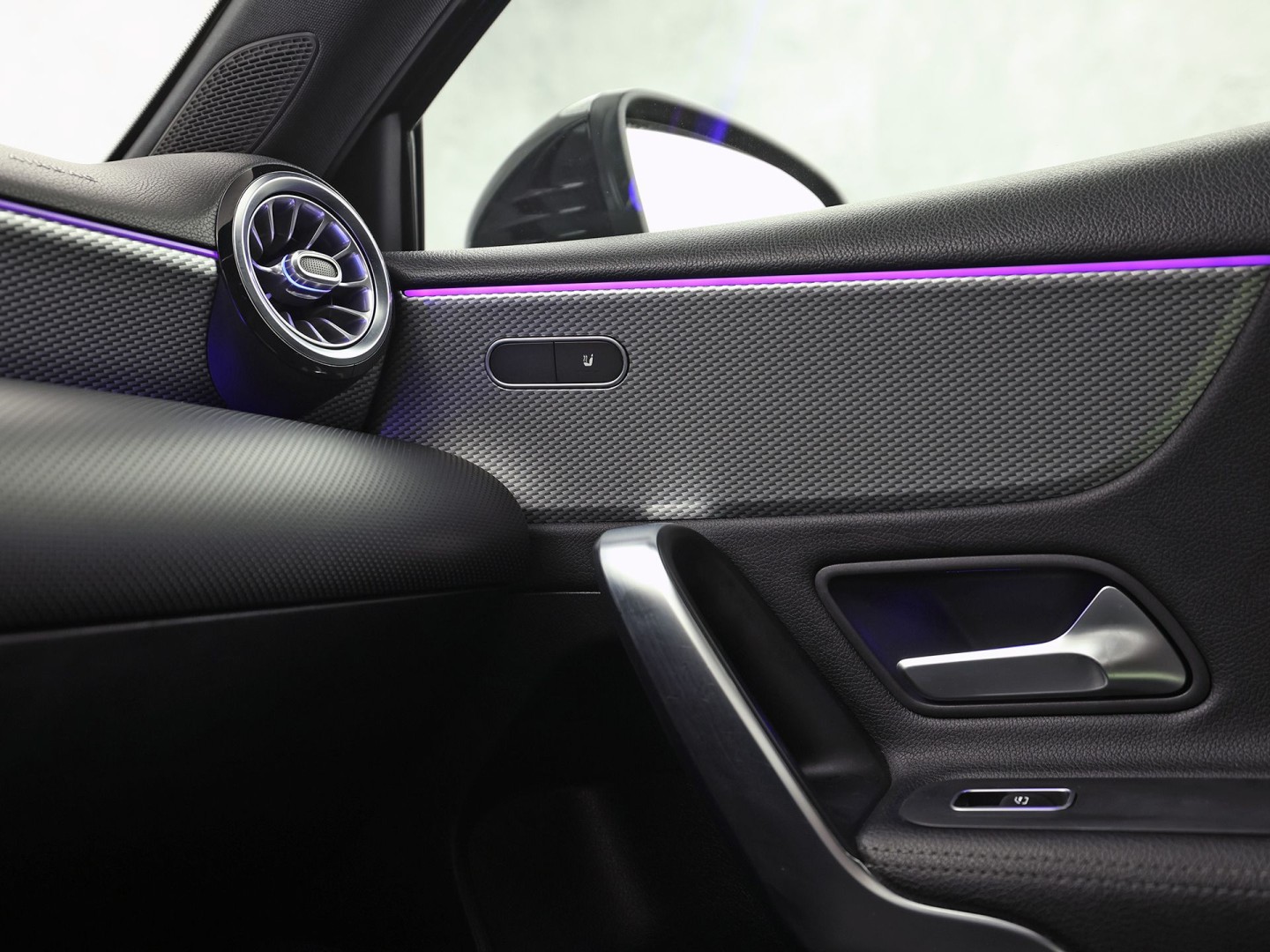 Mercedes-Benz A-Klasse 200 AMG Sport 163Pk Automaat (PANORAMADAK, APPLE CARPLAY, GROOT NAVI, SFEERVERLICHTING, CAMERA, SPORTSTOELEN, LEDER, GETINT GLAS, STOELVERWARMING, NIEUWSTAAT)