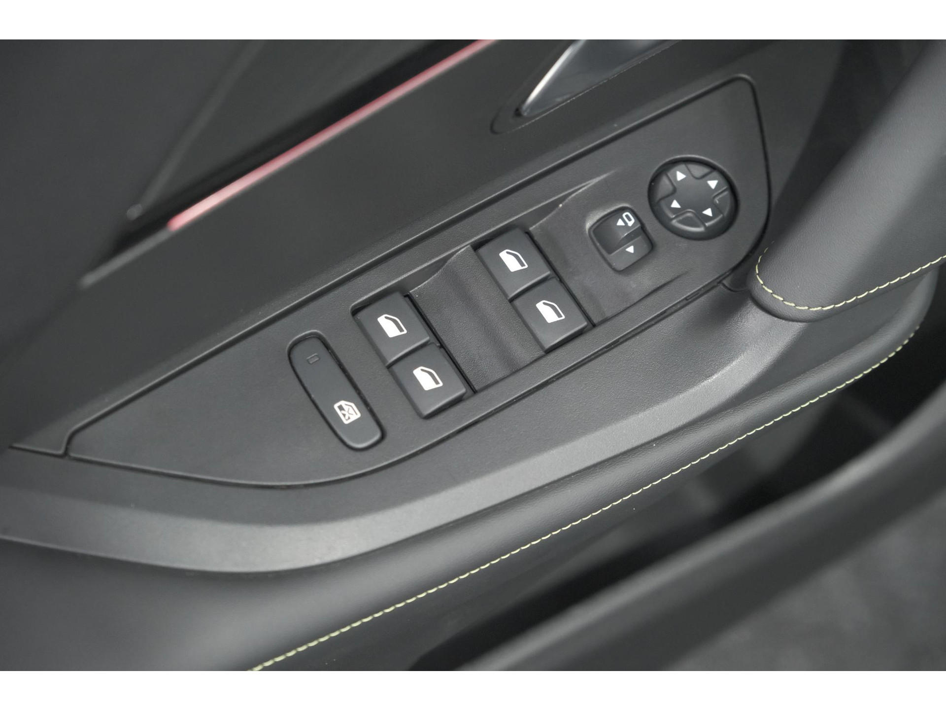 Peugeot 2008 PureTech 130 EAT8 GT | 360 Camera | Adaptieve Cruise Control | Stoelmaasage | Apple Carplay