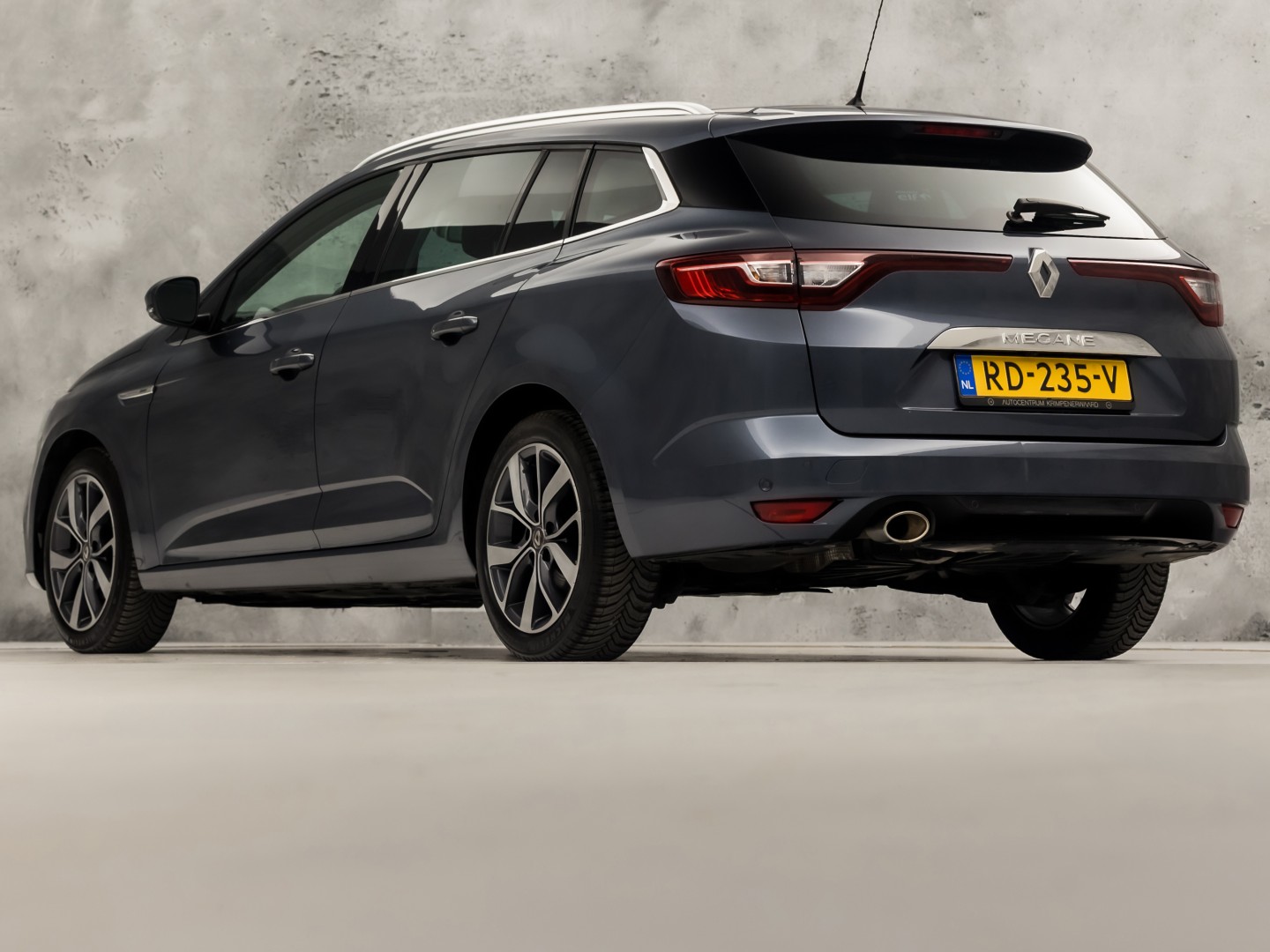 Renault Mégane Estate 1.2 TCe Bose Sport (APPLE CARPLAY, NAVIGATIE, LEDER, CAMERA, GETINT GLAS, SPORTSTOELEN, PARKEERSENSOREN, CRUISE, NIEUWSTAAT)