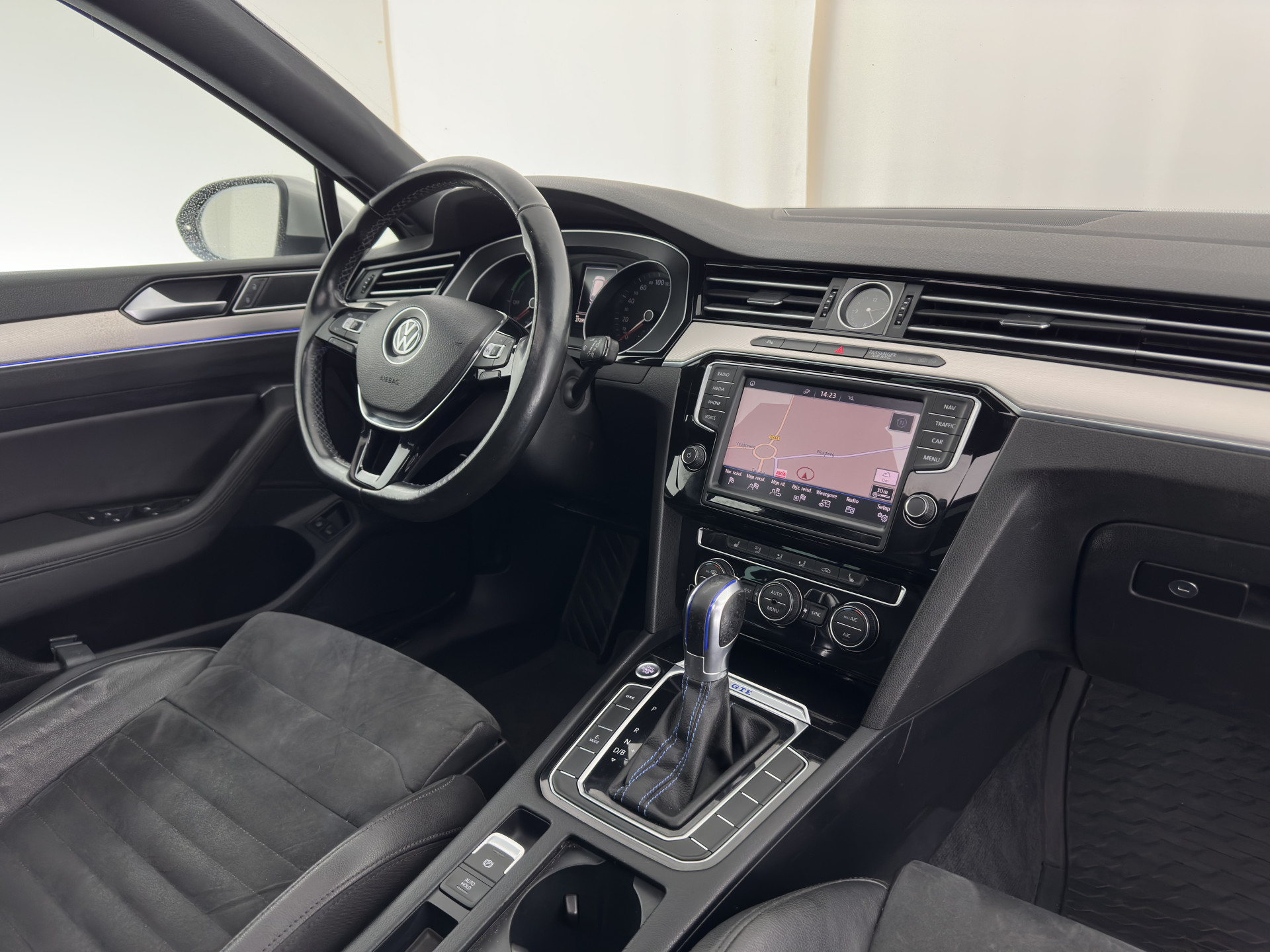Volkswagen Passat Variant 1.4 TSI GTE Highline Plug-in Aut. *PANO | LEATHER-ALCANTARA | FULL-LED | CAMERA | NAVI-FULLMAP | ADAPTIVE-CRUISE | HEATED-ERGONOMIC-SPORTSEATS | KEYLESS | PDC | ECC | PRIVACY-GLASS | TOWBAR | AMBIENT-LIGHT | KEYLESS | ..
