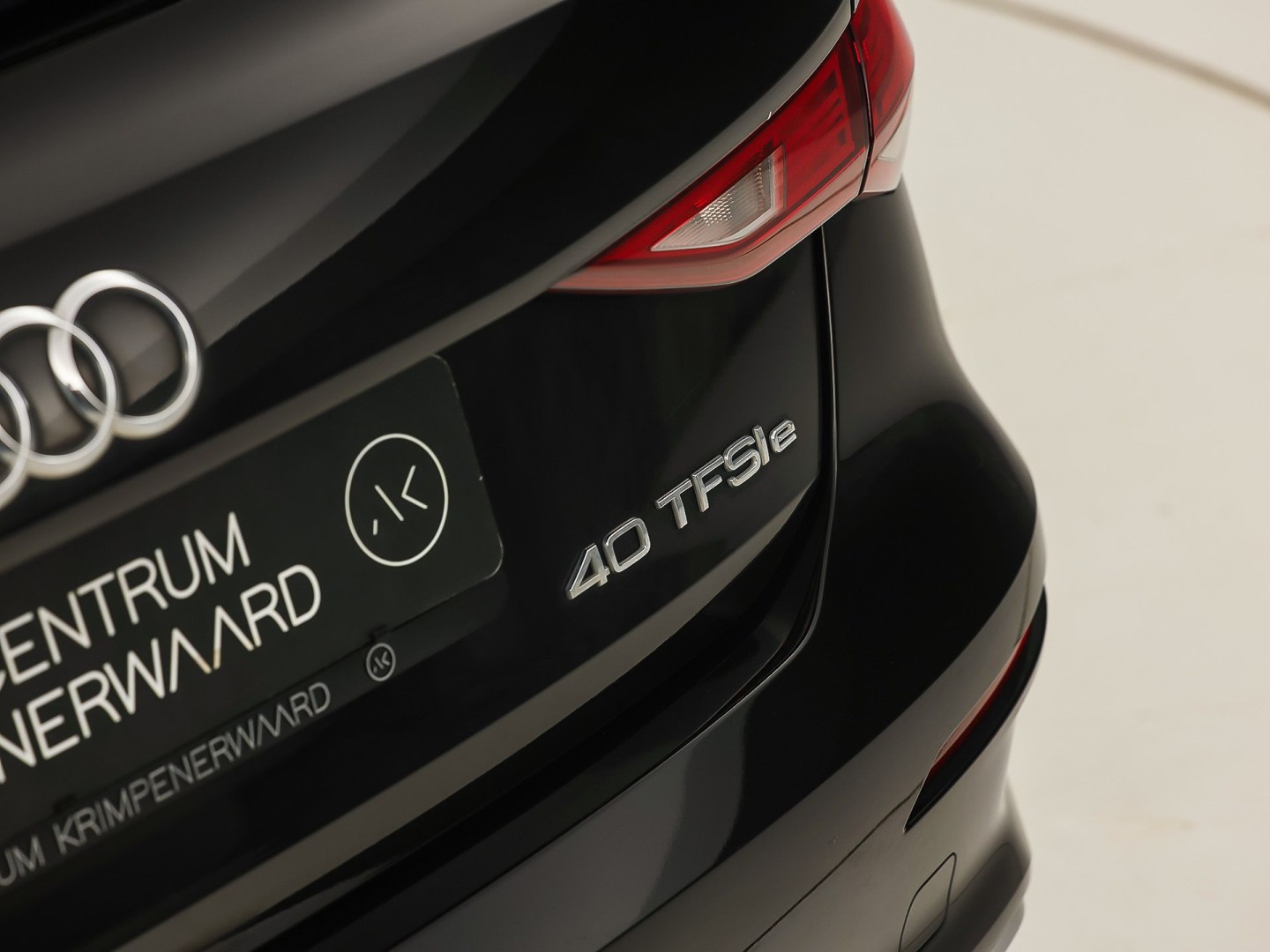 Audi A3 Sportback 40 TFSI e Sport 204Pk Automaat (APPLE CARPLAY, GROOT NAVI, LEDER, STOELVERWARMING, SPORTSTOELEN, ADAPTIVE CRUISE, GETINT GLAS, NIEUWSTAAT)