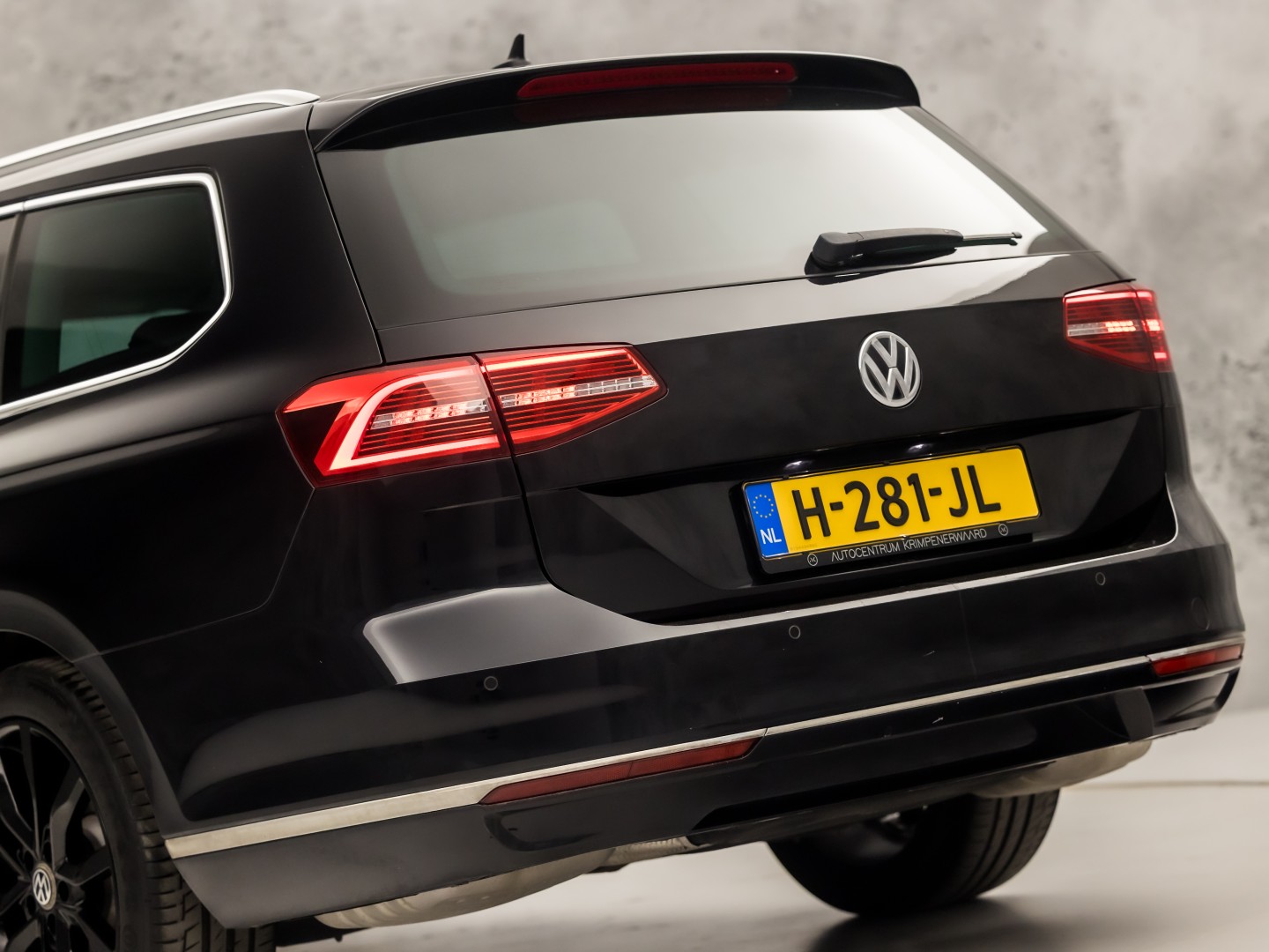 Volkswagen Passat Variant 1.4 TSI ACT Highline R 150Pk Automaat (VIRTUAL COCKPIT, APPLE CARPLAY, BLACK PACK, CAMERA, STOELVERWARMING, LEDER/ALCANTARA, GETINT GLAS, KEYLESS, ADAPTIVE CRUISE, NIEUWSTAAT)