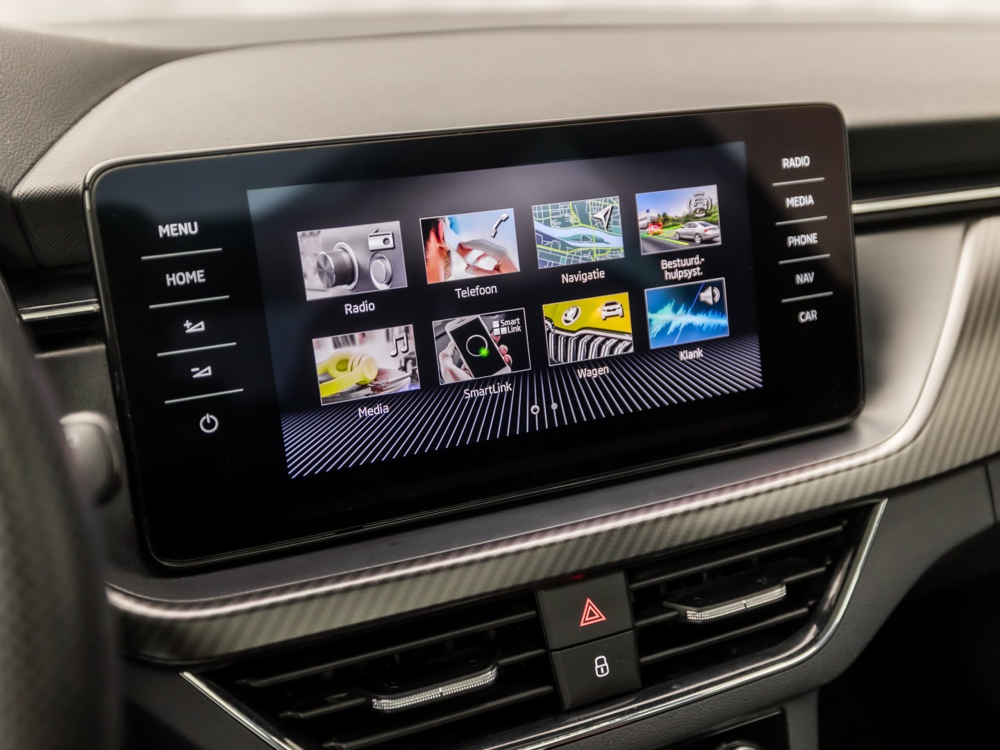 Škoda Kamiq 1.0 TSI Monte Carlo Automaat (PANORAMADAK, VIRTUAL COCKPIT, KUIPSTOELEN, APPLE CARPLAY, CAMERA, GETINT GLAS, ADAPTIVE CRUISE, KEYLESS, NIEUWSTAAT)