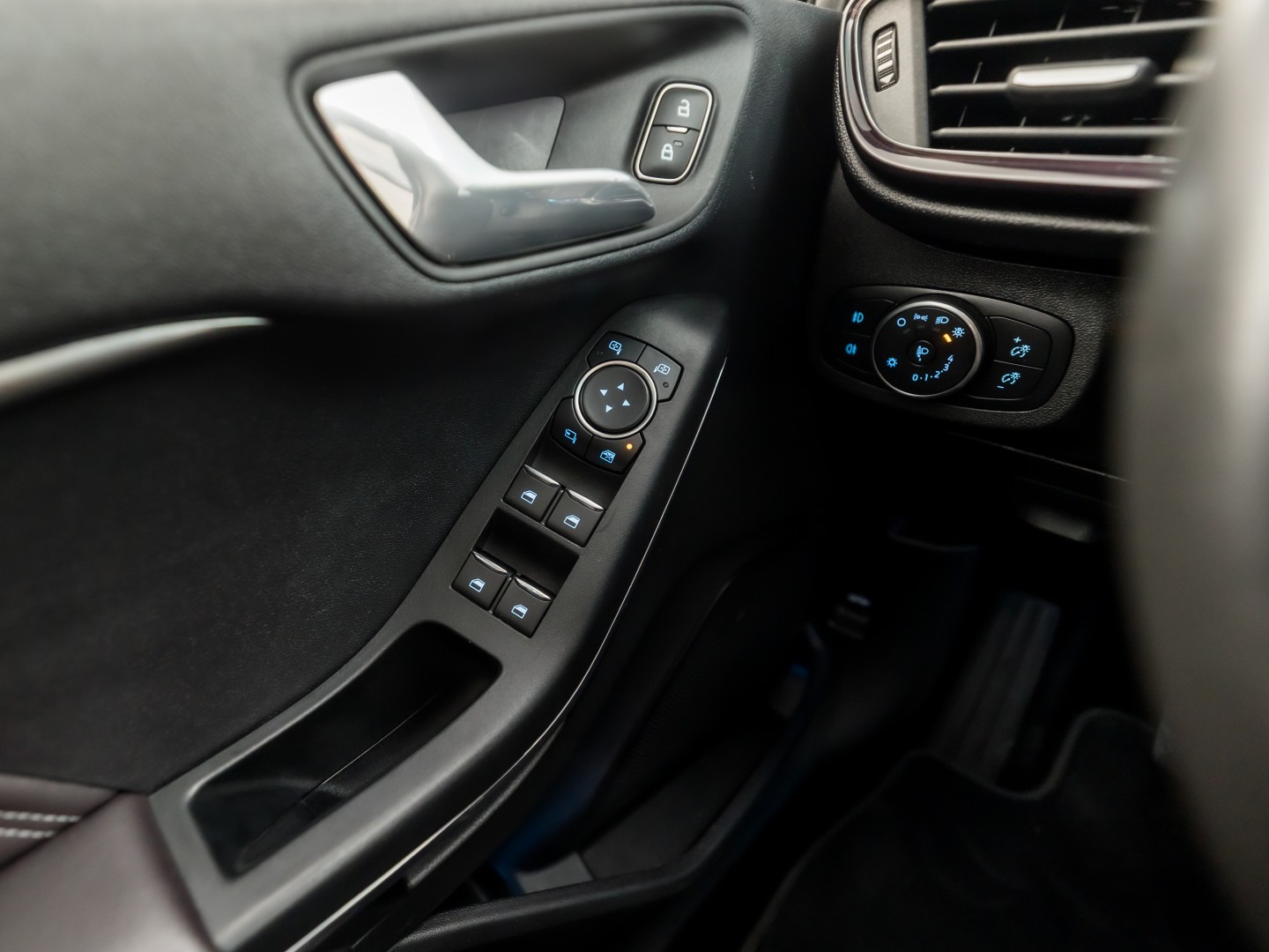 Ford Fiesta 1.0 EcoBoost Vignale (PANORAMADAK, APPLE CARPLAY, CAMERA, LEDER, STOELVERWARMING, SPORTSTOELEN, GETINT GLAS, KEYLESS, NIEUWSTAAT)