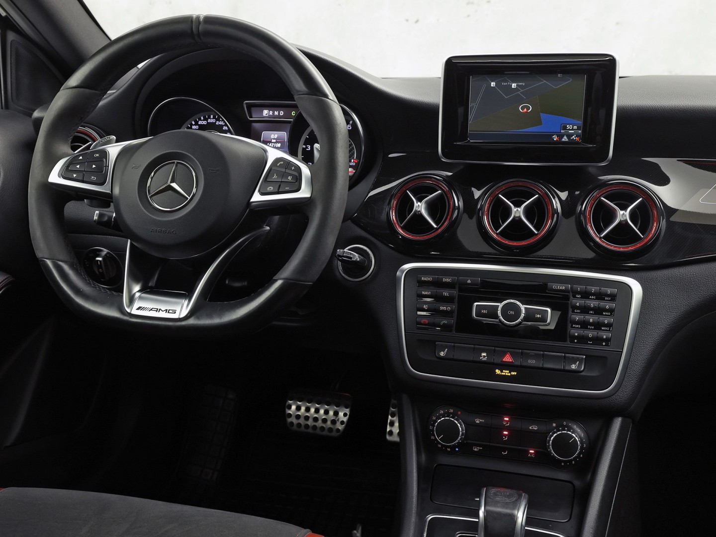 Mercedes-Benz GLA AMG 45 4MATIC Automaat 360Pk (PANORAMAKDAK, NAVIGATIE, MEMORY SEATS, KUIPSTOELEN, STOELVERWARMING, SPOILER, NIEUWE APK, NIEUWSTAAT)