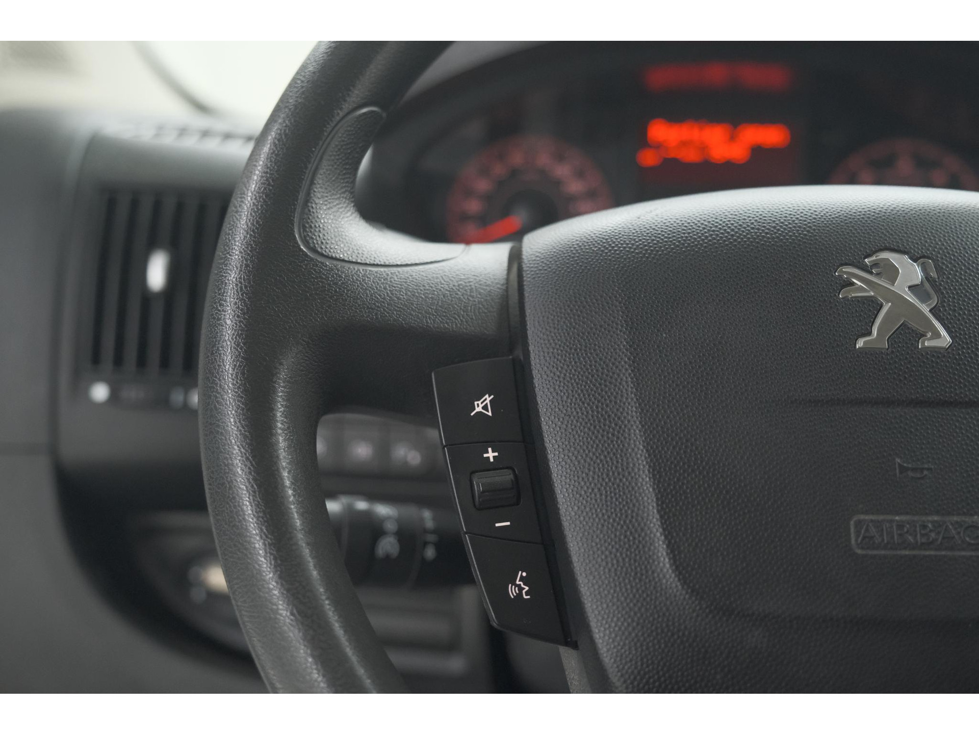 Peugeot Boxer 330 2.2 BlueHDi 140 L2H2 Premium | Navigatie | Houtenvloer In Laadruimte | Airco