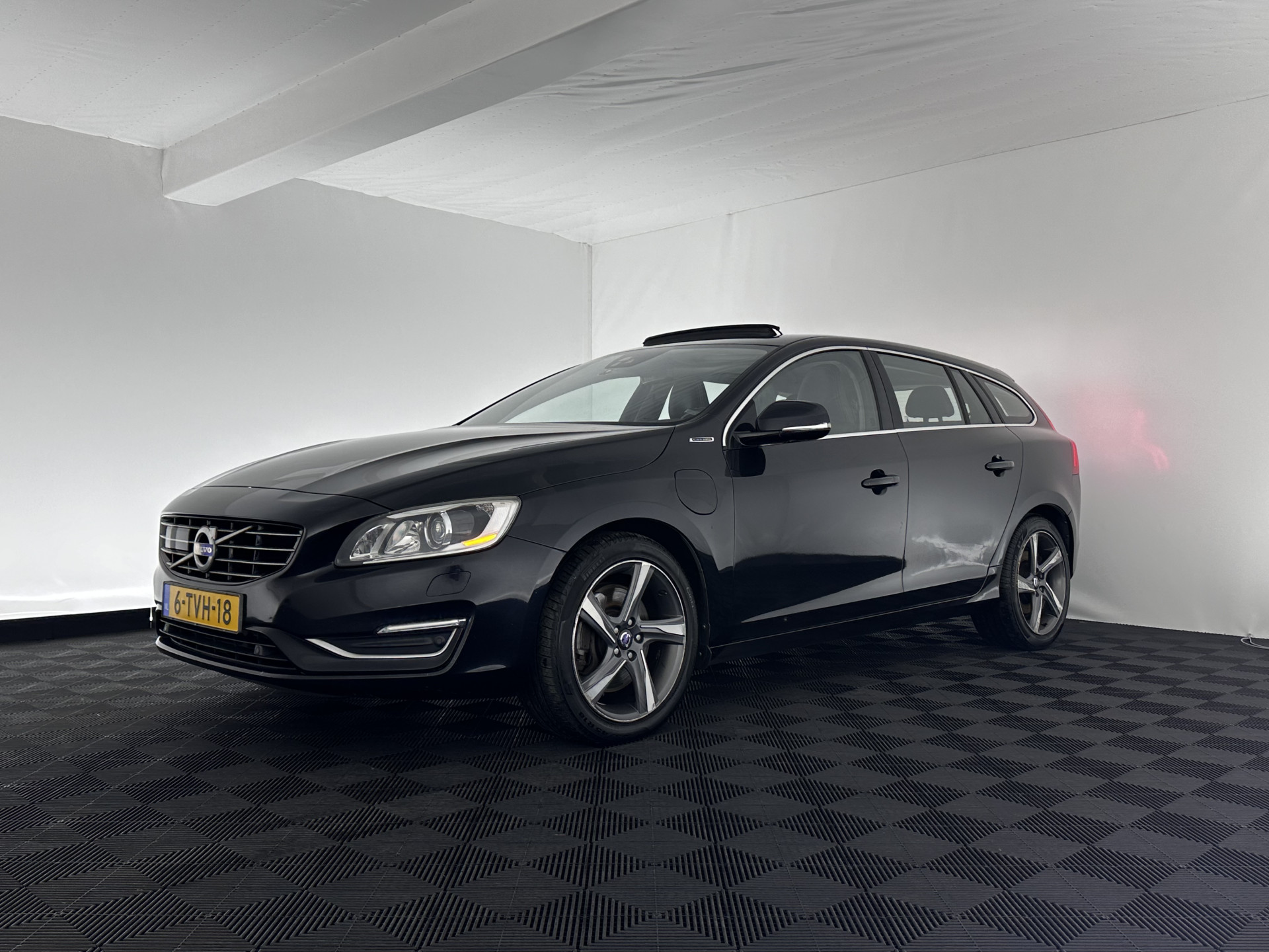 Volvo V60 2.4 D6 AWD Hybrid Summum ( Plug-In) Aut. *PANO | BI-XENON | LEATHER | PREMIUM-SOUND-AUDIO | NAVI-FULLMAP | MEMORY-PACK | ADAPTIVE-CRUISE | CAMERA | HEATED-SPORTSEATS | TOWBAR | BLINDSPOT | 18"ALU*