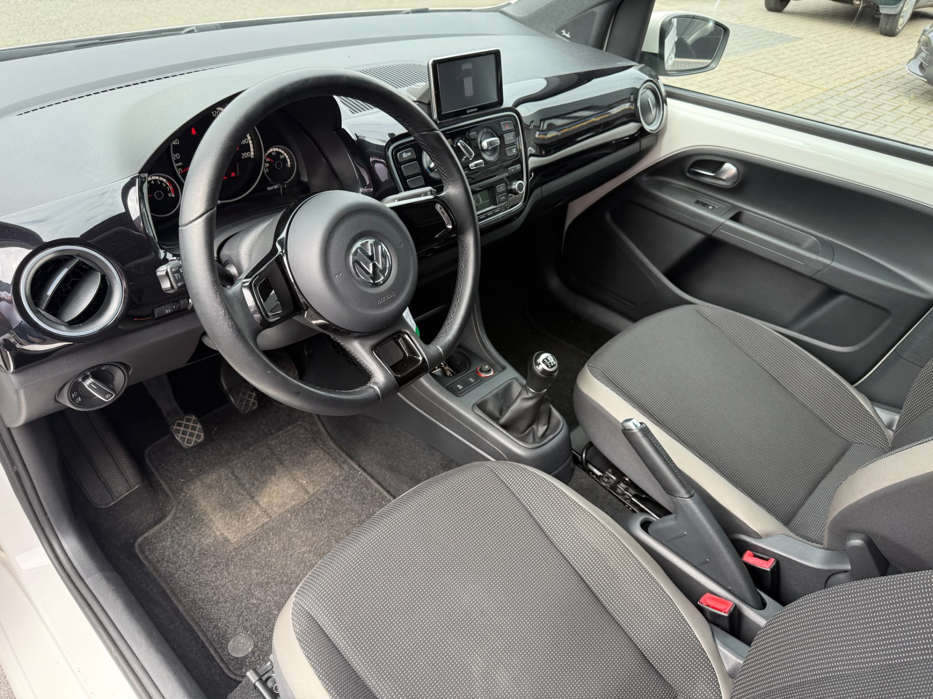 Volkswagen Up! 1.0 high up! BlueMotion | 2E EIGENAAR | 3/6/12MND GARANTIE | PANO | CRUISE | AIRCO | NAVI | FENDER AUDIO |