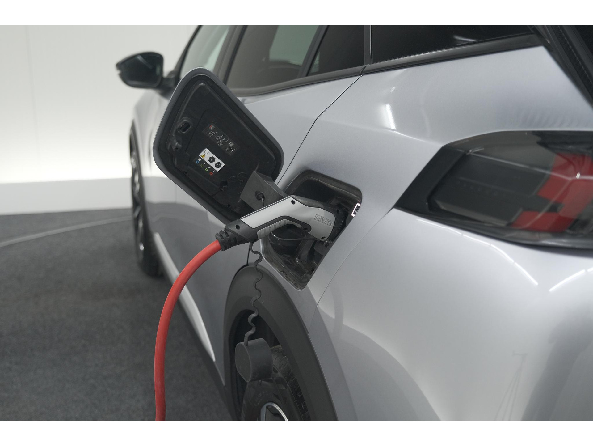Peugeot e-2008 EV Allure Pack 50 kWh | 3 Fase Laadfunctie | Camera | Navigatie | Parkeersensoren | Apple Carplay