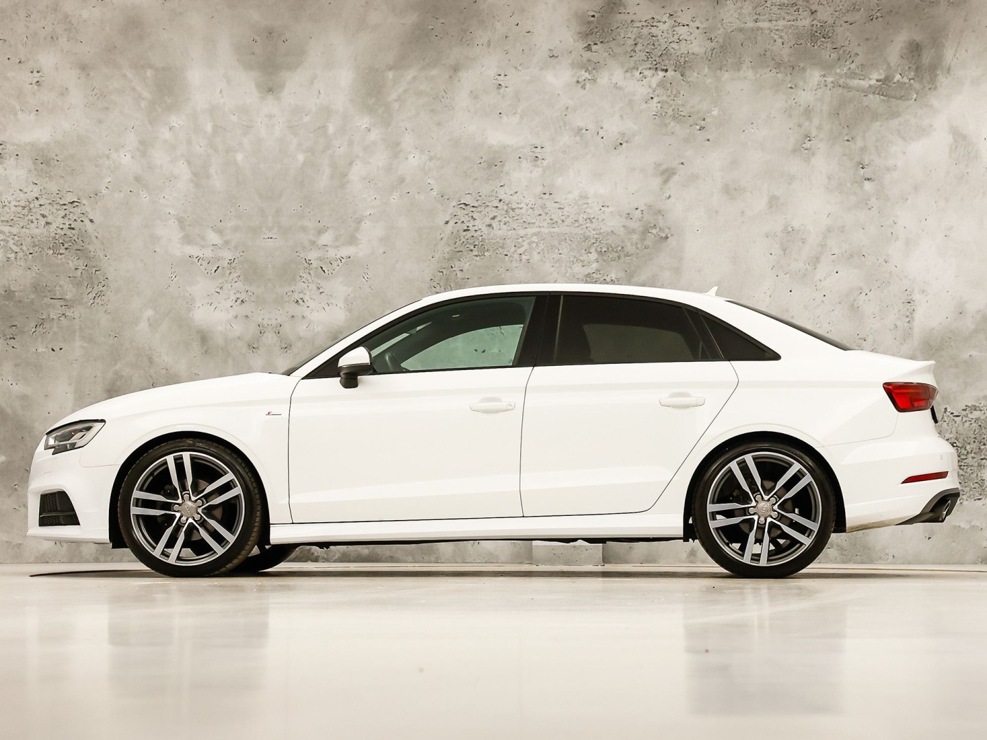 Audi A3 Limousine 1.0 TFSI S-Line Sport (2X S-LINE, GROOT NAVI, CLIMATE, DYNAMISCHE KNIPPERLICHTEN, SPORTSTOELEN, LEDER, GETINT GLAS, NIEUWE APK, NIEUWSTAAT)
