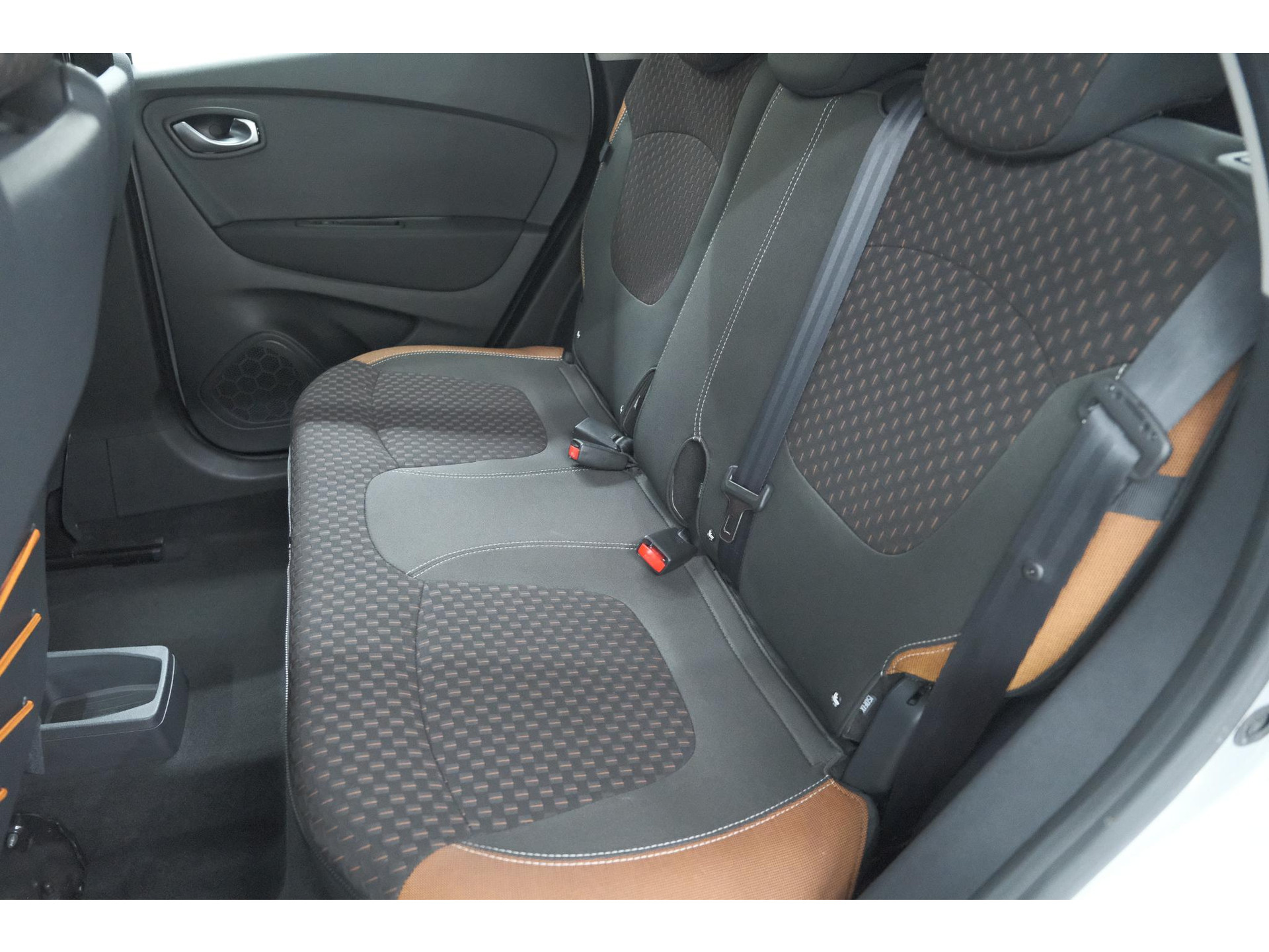 Renault Captur TCe 90 Intens | Trekhaak | AllSeason banden | Navigatie | Parkeersensoren