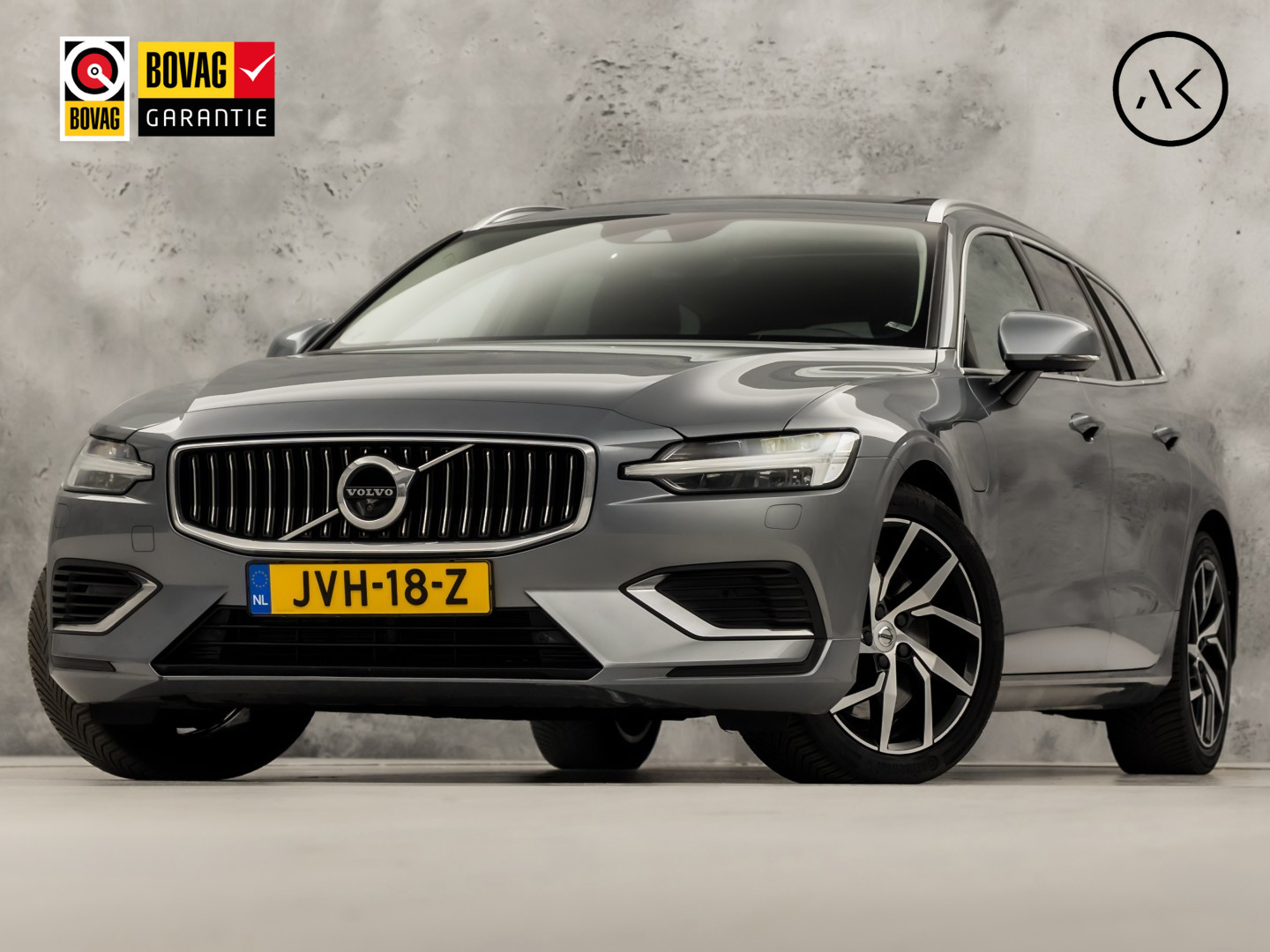 Volvo V60 2.0 T8 Twin Engine AWD Inscription 391Pk Automaat (PANORAMADAK, GROOT NAVI, MEMORY SEATS, GETINT GLAS, STUUR/STOELVERWARMING, CAMERA, TREKHAAK, ELEK ACHTERKLEP, NIEUWSTAAT)