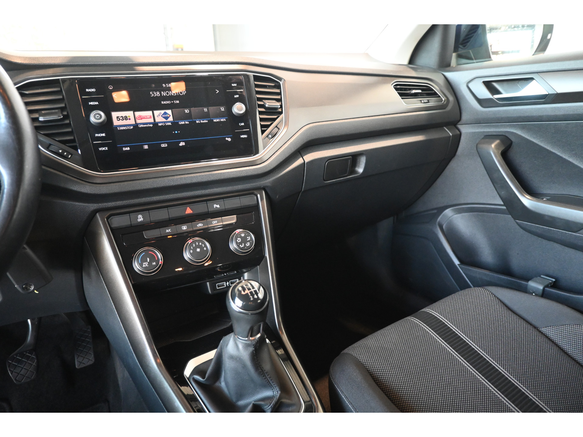 Volkswagen T-Roc 1.0 TSI Style Clima Adaptieve cruise Navigatie PDC Licht metaal Inruil mogelijk