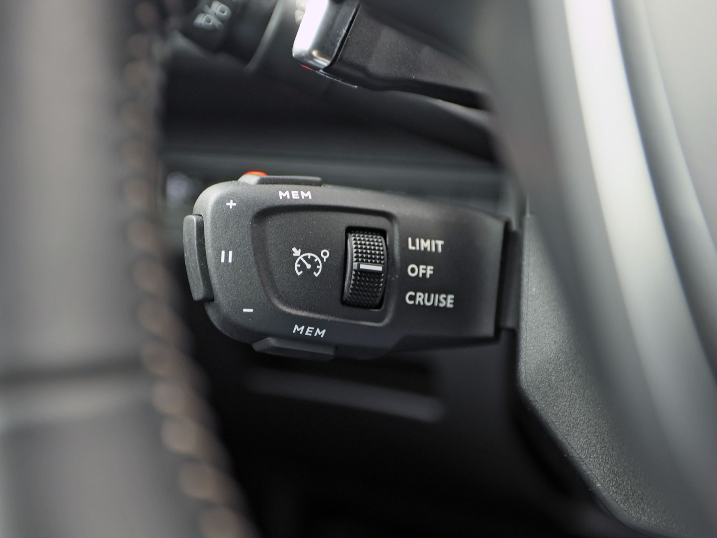 Peugeot 3008 1.6 HYbrid 225 Allure Sport 225Pk Automaat (APPLE CARPLAY, GROOT NAVI, 360 CAMERA, KEYLESS, SPORTSTOELEN, LEDER, GETINT GLAS, ZWART HEMEL, NIEUWSTAAT)