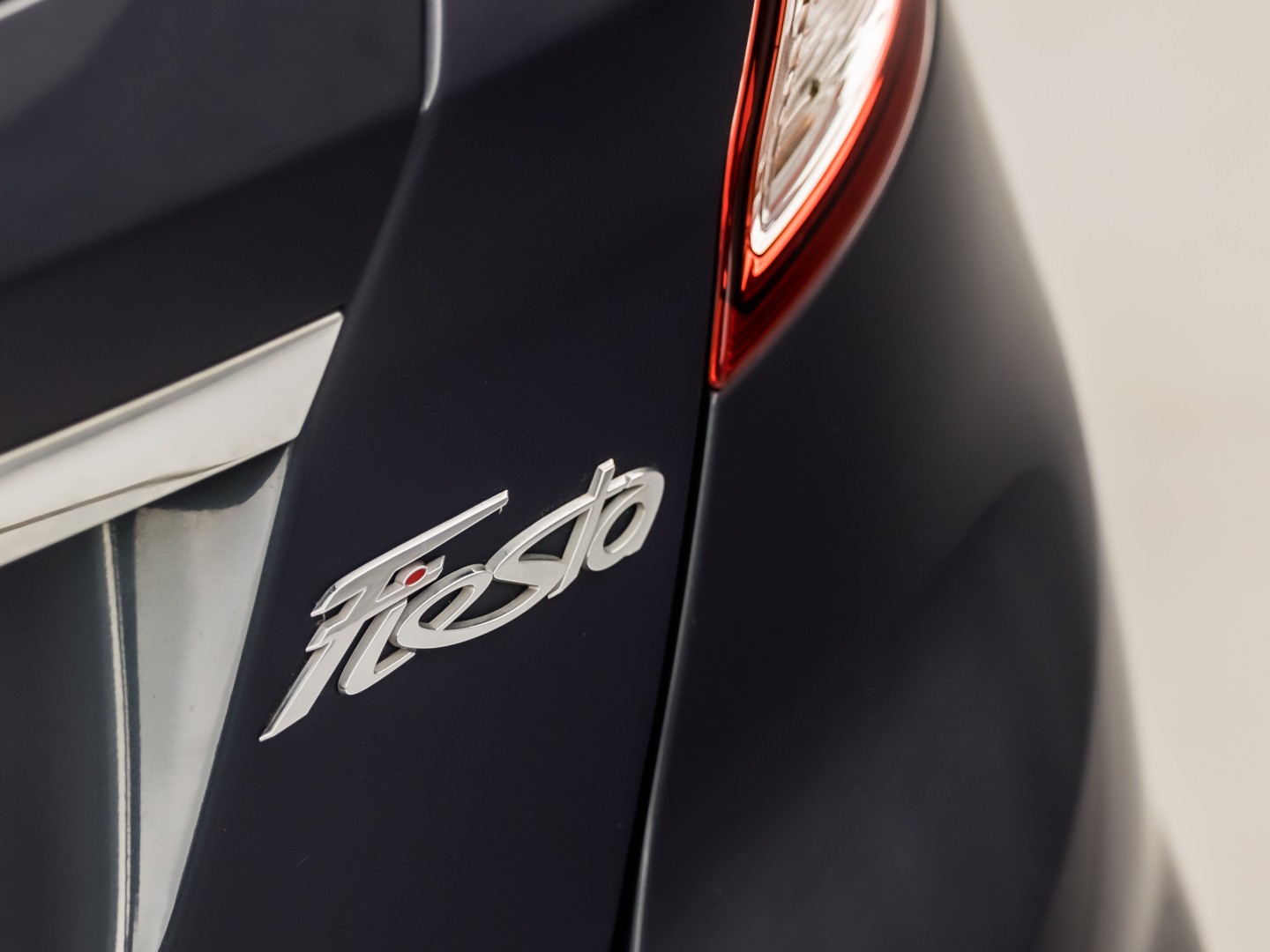 Ford Fiesta 1.0 EcoBoost Titanium Sport 101Pk (NAVIGATIE, 1e EIGENAAR, CLIMATE, STOELVERWARMING, SPORTSTOELEN, GETINT GLAS, CRUISE, PARKEERSENSOREN, TREKHAAK, LM VELGEN, NIEUWSTAAT)