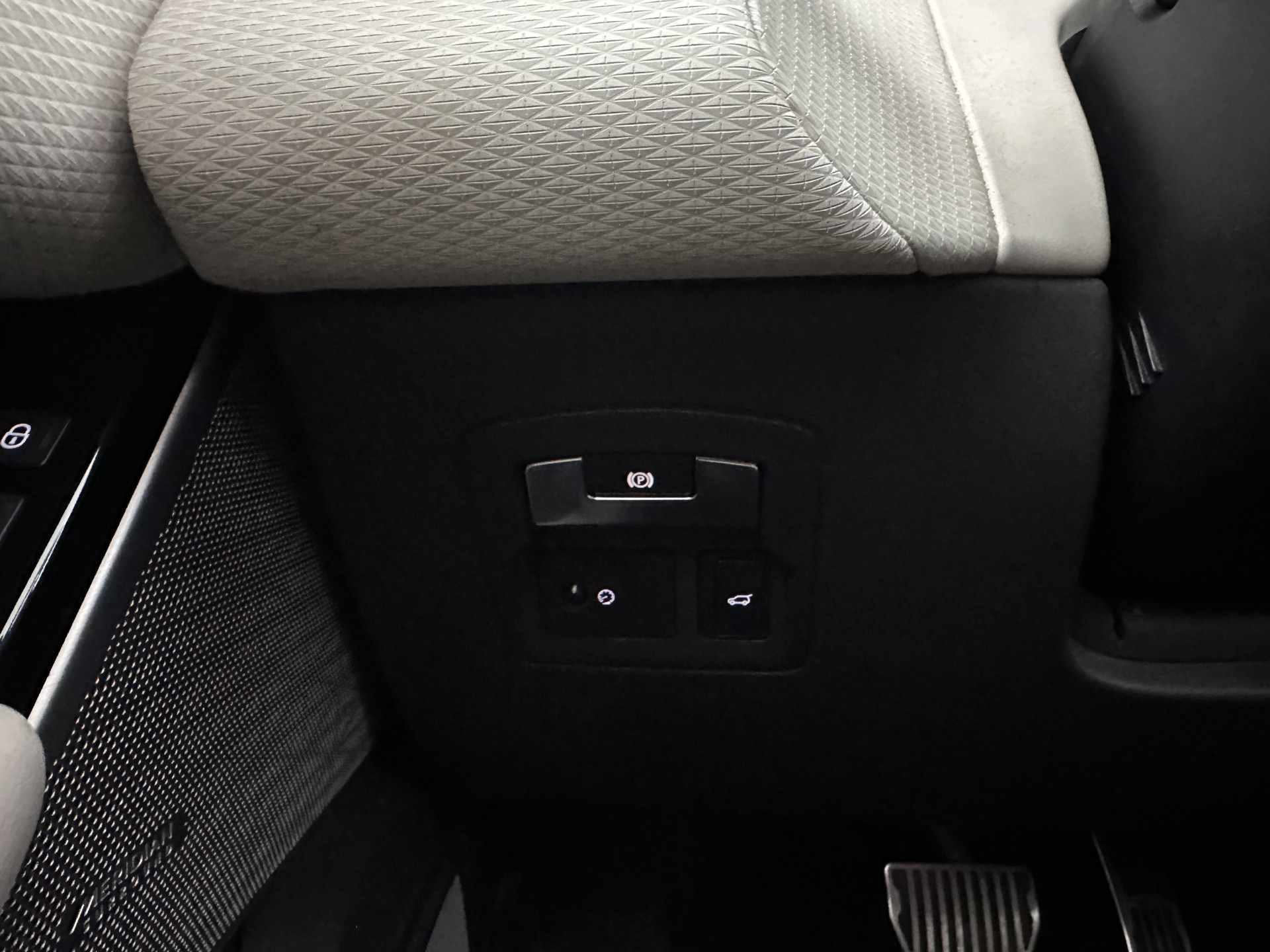 Land Rover Range Rover Velar 2.0 P300 Turbo AWD R-Dynamic HSE Aut. *PANO | HEAD-UP | LEATHER | MATRIX-LED | MEMORY-PACK | BLINDSPOT | MERIDIAN-SURROUND | DIGI-COCKPIT | CAMERA | KEYLESS | HEATED-COMFORTSEATS | PRIVACYGLASS | SHIFTPADDLES | TOWBAR | 22"A