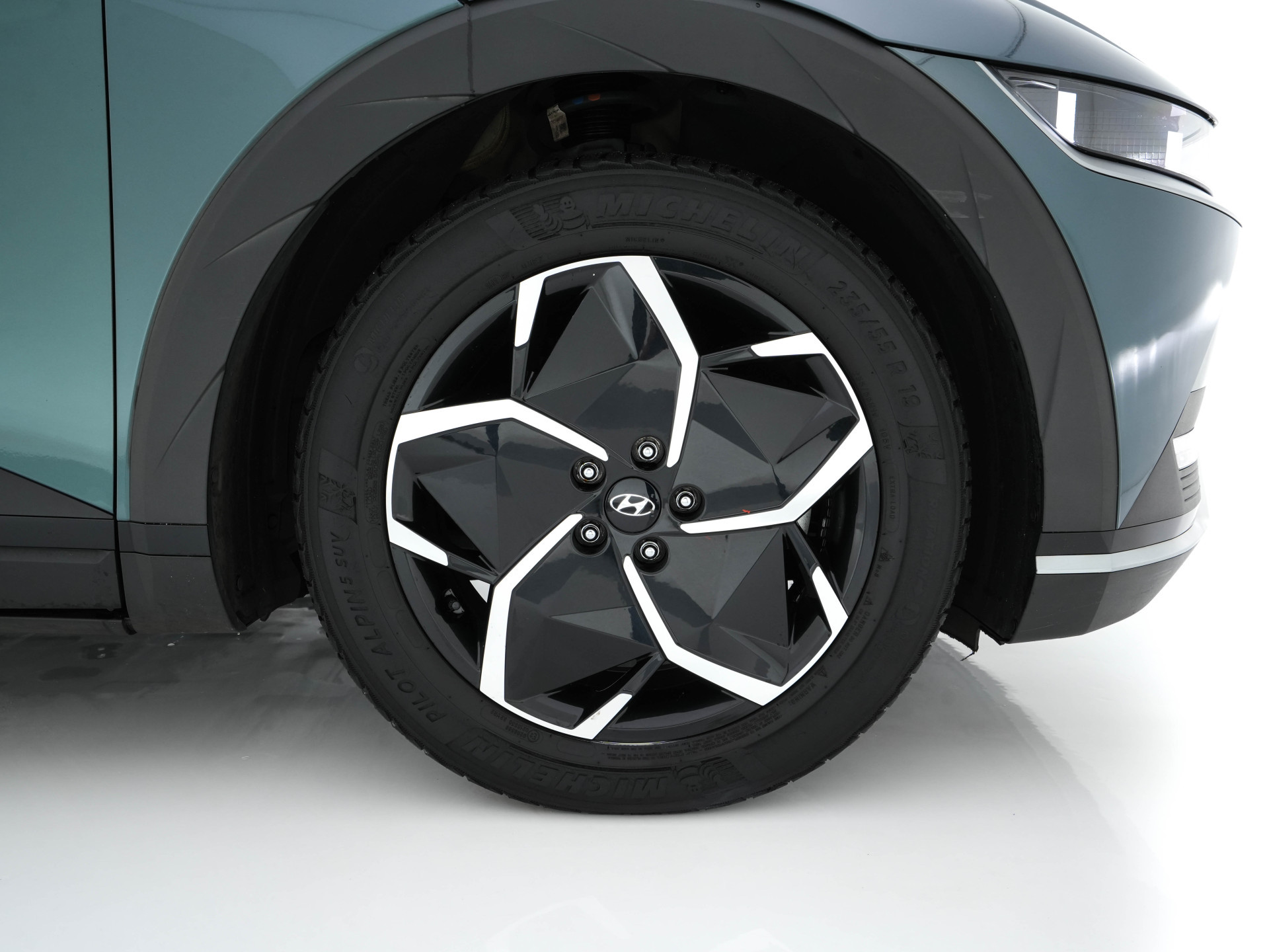 Hyundai IONIQ 5 Connect+ AWD 77.4 kWh [3-FASE]  { SOH-92% } (INCL-BTW) Aut.* HEATPUMP | LEATHER | BOSE-AUDIO | FULL-LED | DIGI-COCKPIT | AMBIENT-LIGHT | DAB | SHIFT-PADDLES | HEAD-UP | NAVI-FULLMAP | KEYLESS | CAMERA | HEATED-COMFORTSEATS | ...