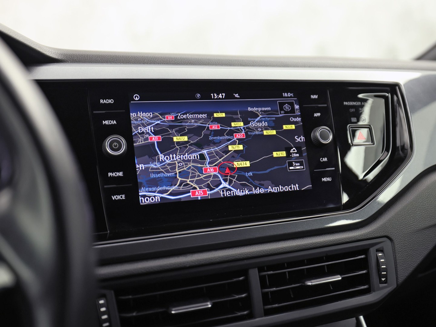 Volkswagen Polo 1.0 TSI Sport Automaat (VIRTUAL COCKPIT, ZWART HEMEL, GROOT NAVI, TREKHAAK, LEDER, SPORTSTOELEN, GETINT GLAS, LM VELGEN, ADAPTIVE CRUISE, NIEUWSTAAT)