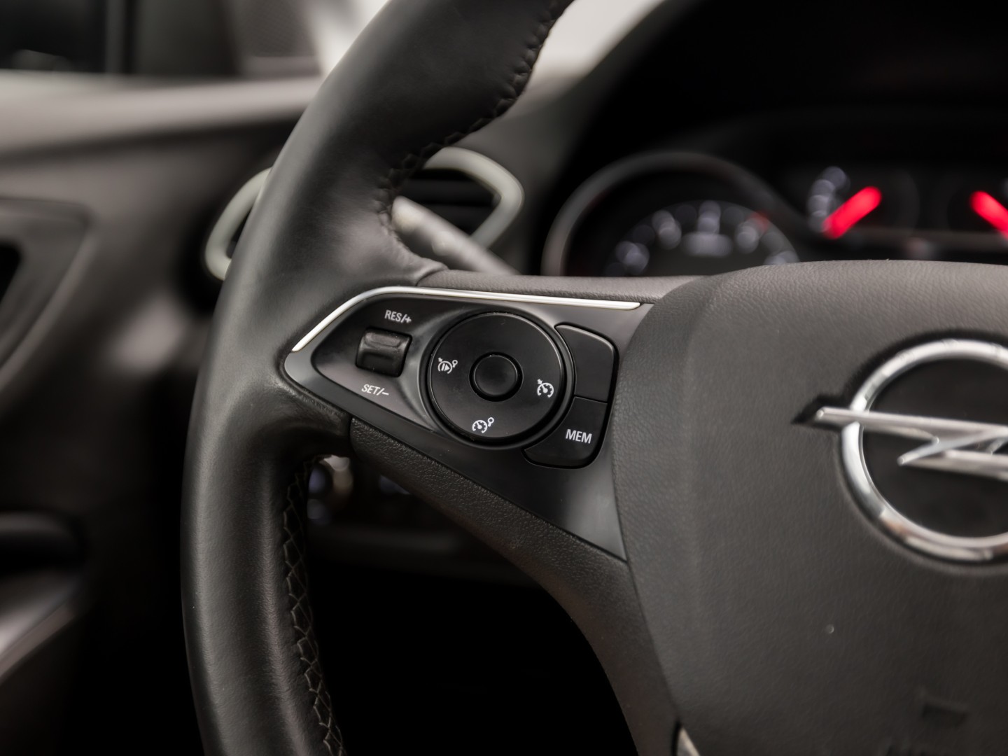 Opel Grandland X 1.2 Innovation Turbo Sport (APPLE CARPLAY, GROOT NAVI, CLIMATE, LEDER, CAMERA, SPORTSTOELEN, GETINT GLAS, CRUISE, NIEUWSTAAT)