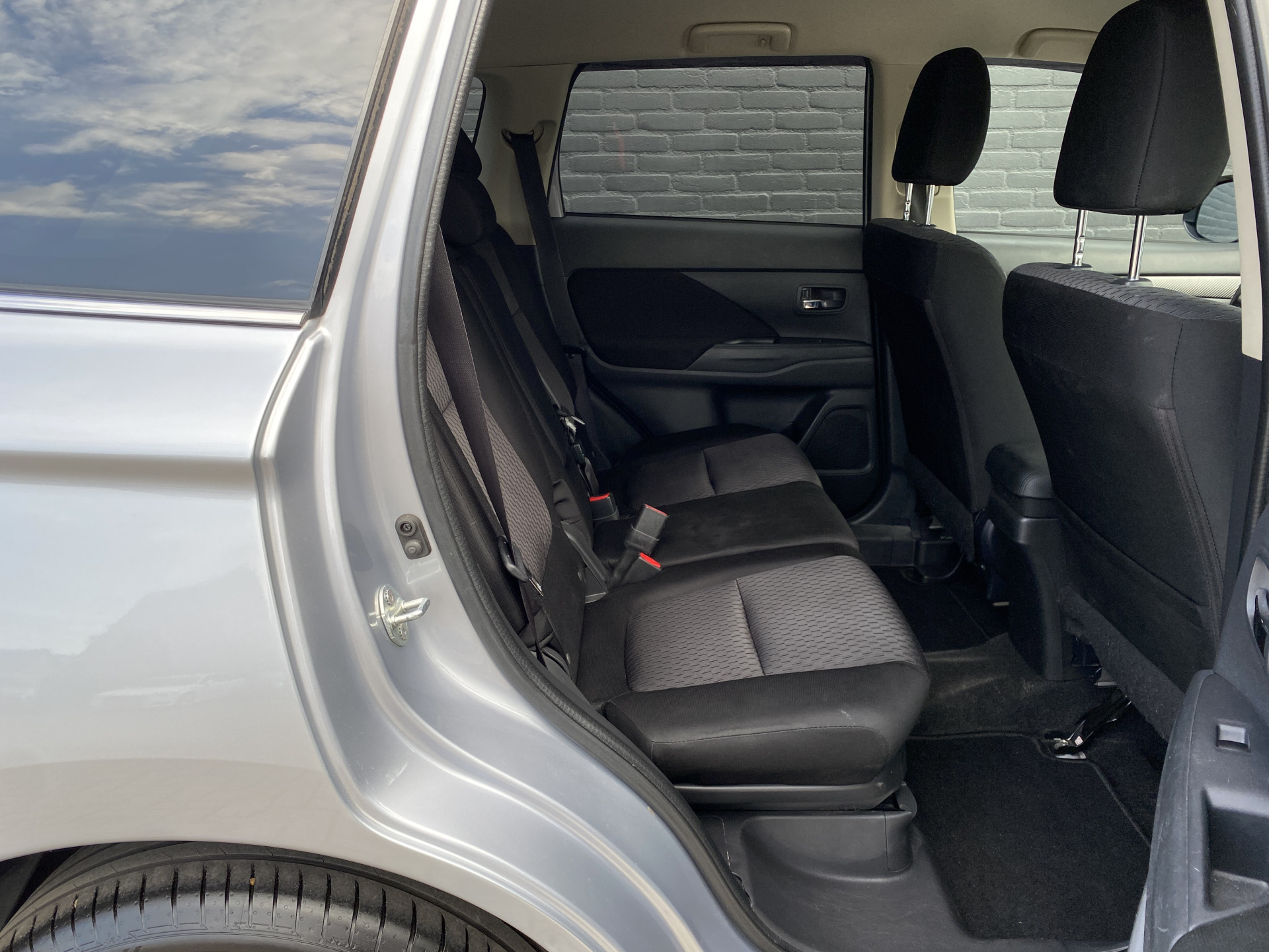 Mitsubishi Outlander 2.0 Intense 150 pk AUT. | dealer onderh. | lichtmetaal 18 inch | trekhaak | cruise control | apple carplay - android