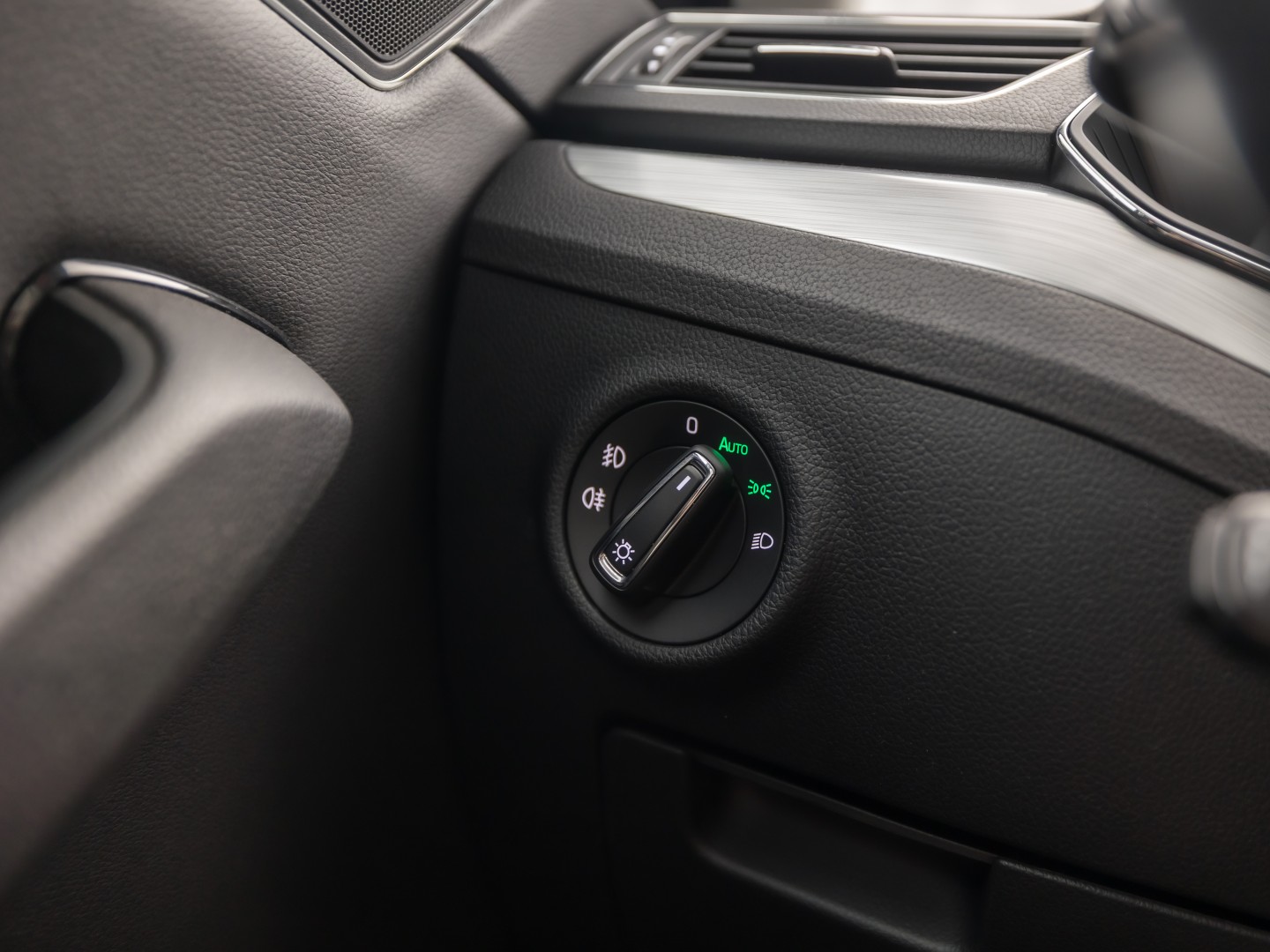 Škoda Superb Combi 1.4 TSI iV Business Sport 218Pk Automaat (VIRTUAL COCKPIT, APPLE CARPLAY, GROOT NAVI, CAMERA, STOELVERWARMING, SPORTSTOELEN, KEYLESS, ADAPTIVE CRUISE, GETINT GLAS, NIEUWSTAAT)