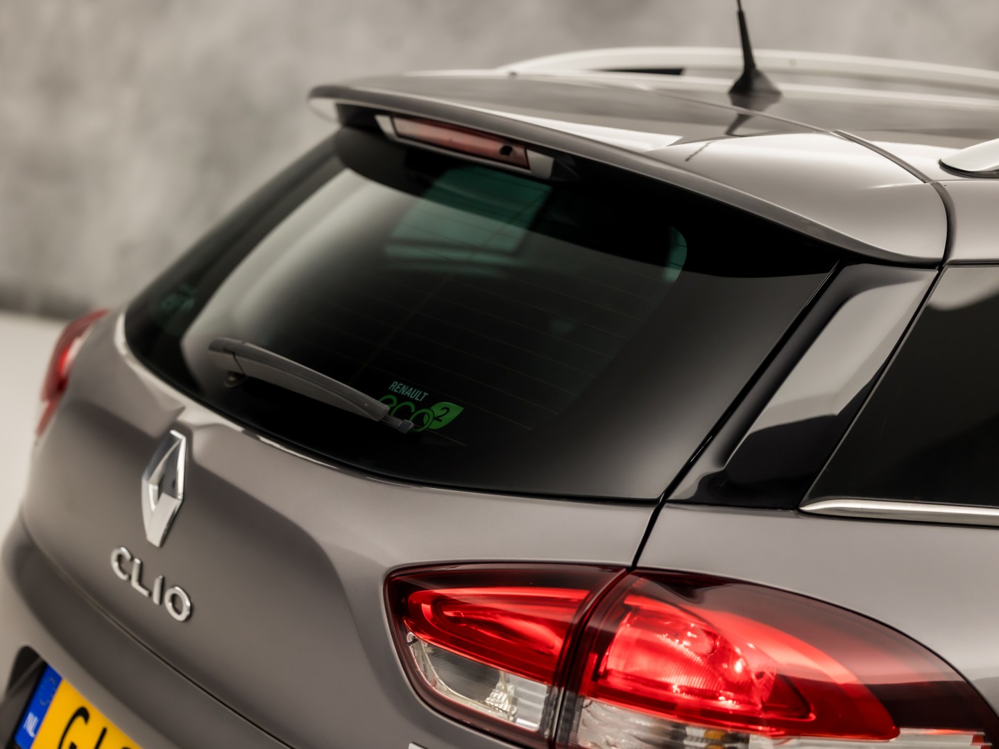 Renault Clio Estate 0.9 TCe Dynamic Sport (NAVIGATIE, LM VELGEN, GETINT GLAS, SPORTSTOELEN, CRUISE, PARKEERSENSOREN, NIEUWE APK, NIEUWSTAAT)