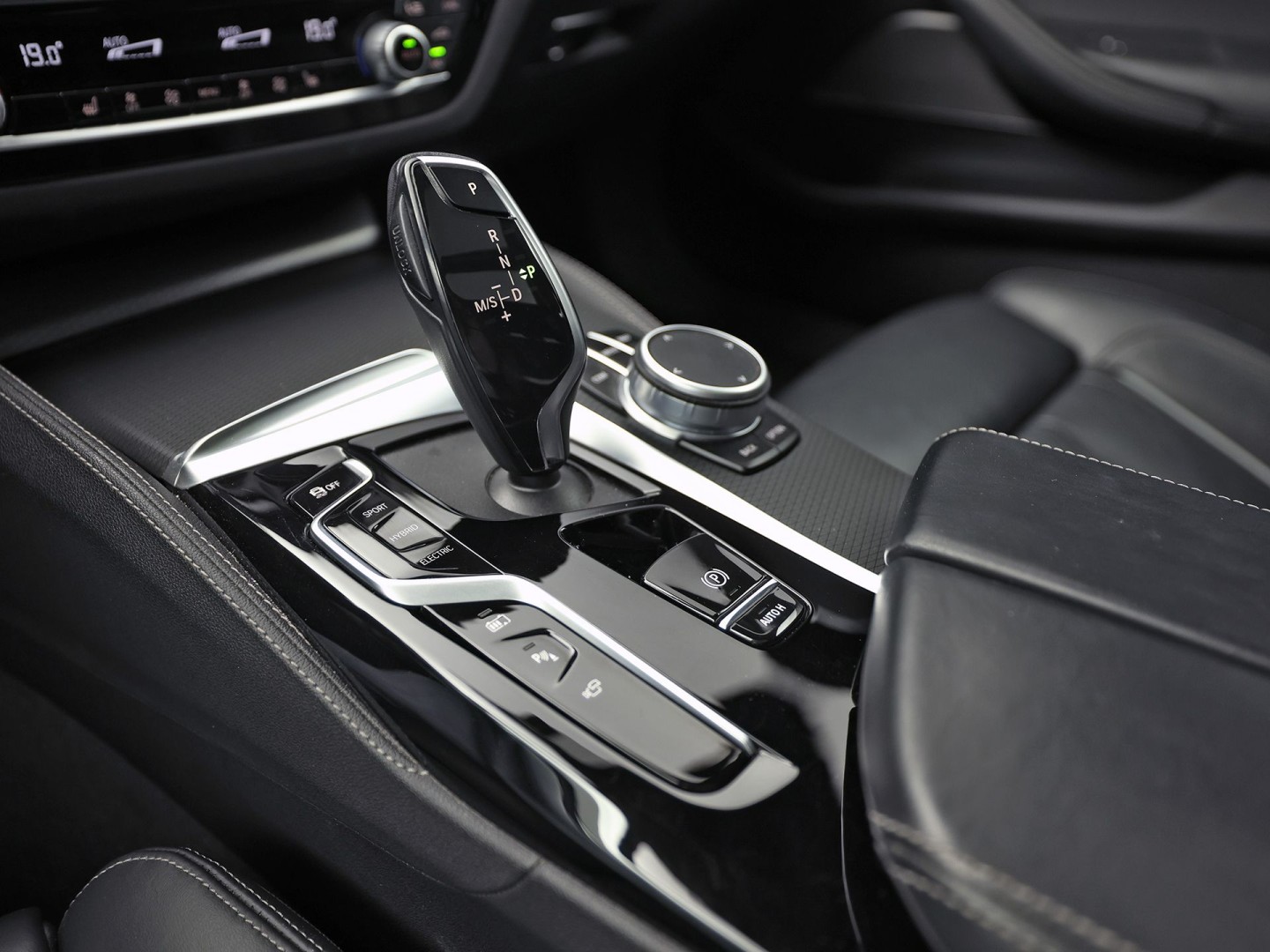 BMW 5 Serie 530e M Sport High Executive 293Pk (PANORAMADAK, M PAKKET, LASER LED, HEAD-UP DISPLAY, 360 CAMERA, MEMORY SEATS, HARMAN/KARDON, TREKHAAK ELEKTRISCH, STOELVERWARMING ACHTER, DISPLAY KEY, NIEUWSTAAT)