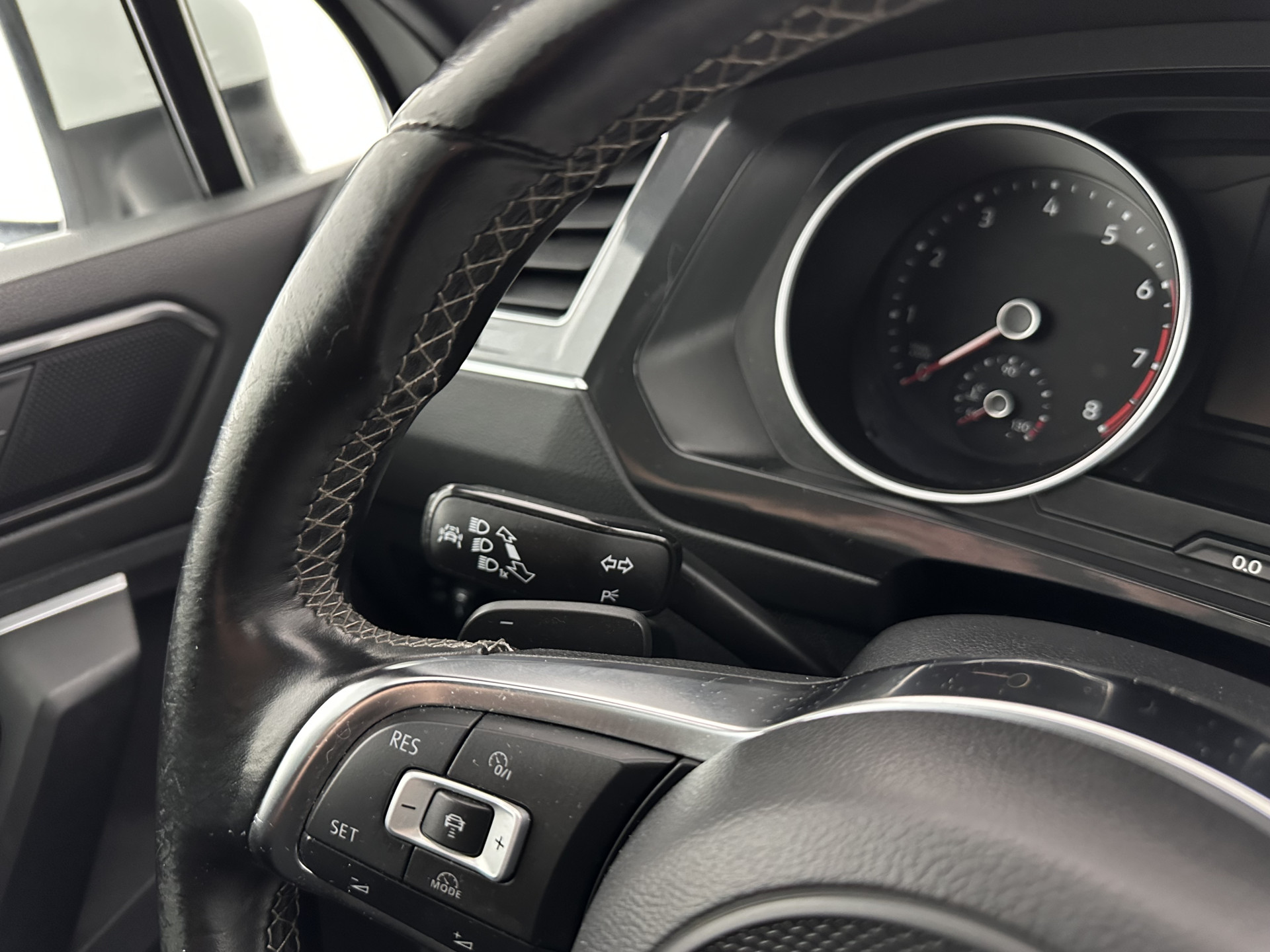 Volkswagen Tiguan 2.0 TSI 4Motion R-Line Highline Aut. *ADAPTIVE-CRUISE | LEATHER-MICROFIBRE | FULL-LED | NAVI-FULLMAP | HEATED-SPORTSEATS | CAMERA | SHIFTPADDLES | PRIVACYGLASS | CARPLAY | ECC | PDC | 20''ALU*