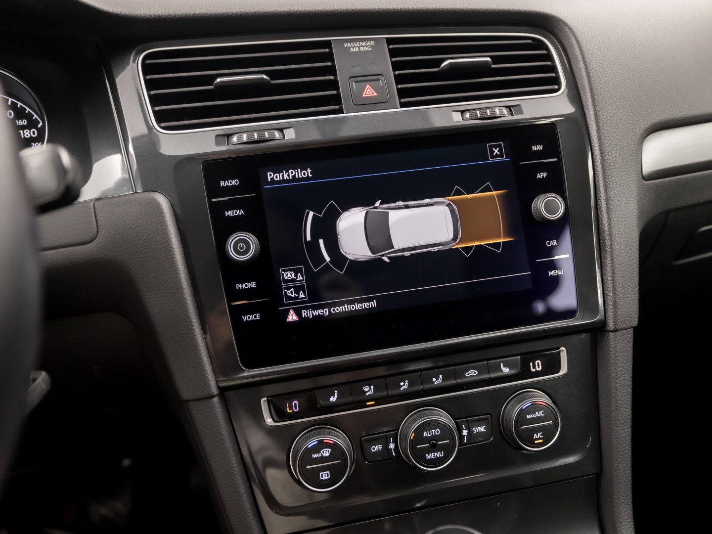 Volkswagen Golf 1.0 TSI Sportline (APPLE CARPLAY, GROOT NAVI, ALCANTARA, DYNAMISCHE KNIPPERLICHTEN, SPORTSTOELEN, STOELVERWARMING, ADAPTIVE CRUISE, PARKEERSENSOREN, NIEUWSTAAT)