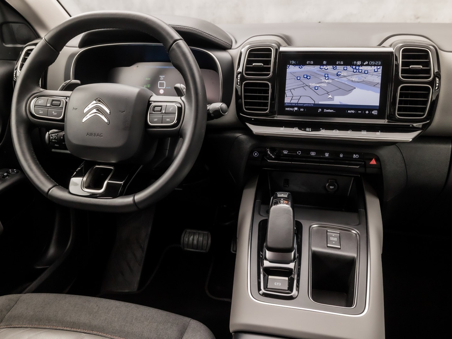 Citroën C5 Aircross 1.6 Plug-in Hybrid 225 Deluxe Sport 225Pk Automaat (APPLE CARPLAY, SOH 93%, GROOT NAVI, 360 CAMERA, GETINT GLAS, ELEK SPORTSTOELEN, LEDER, STOELVERWARMING, ADAPTIVE CRUISE, NIEUWSTAAT)